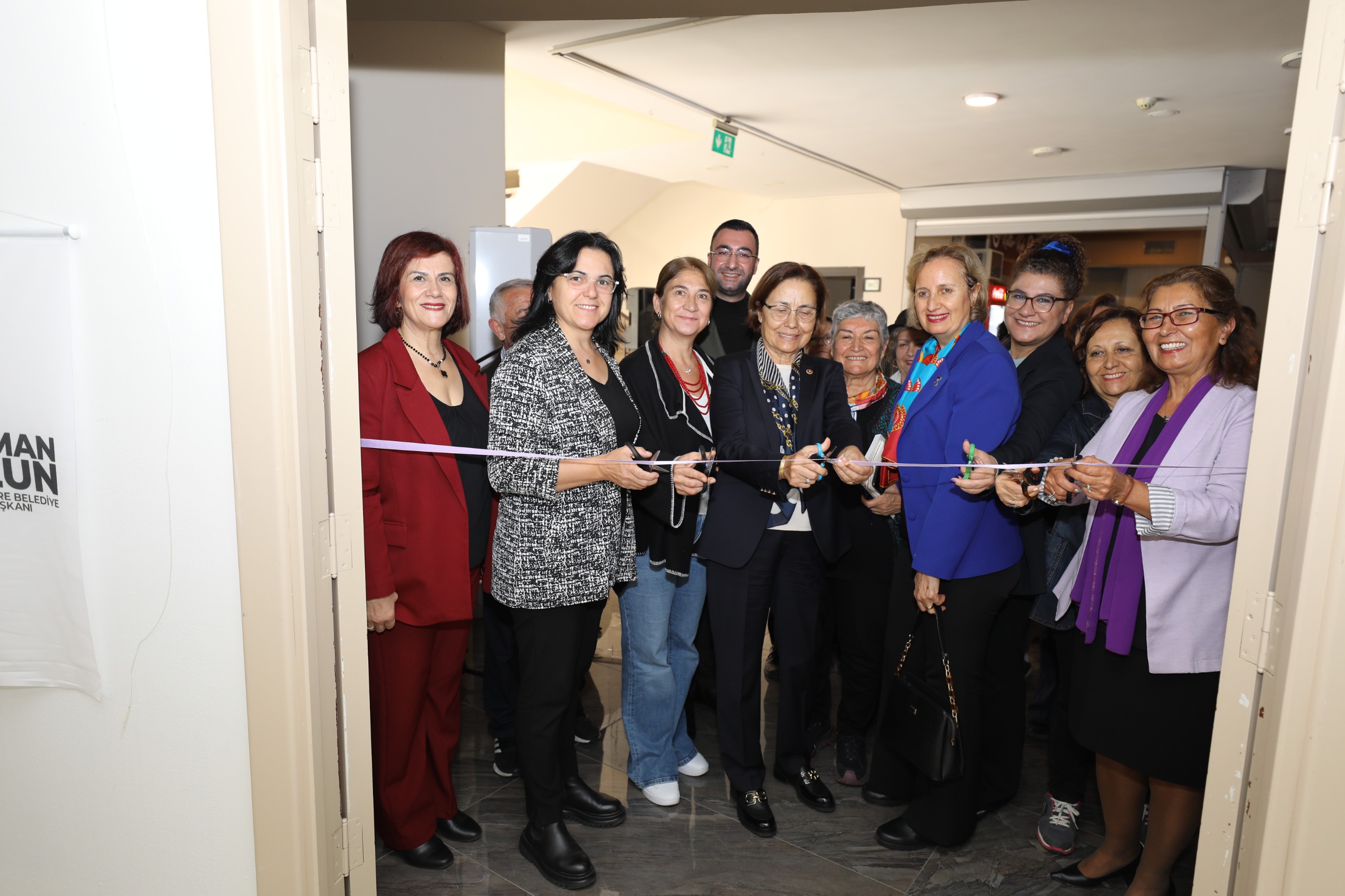 NARLIDERE’DE KADINLAR ŞİDDETE KARŞI SES YÜKSELTTİ NARLIDERE’DE KADINLAR ŞİDDETE KARŞI SES YÜKSELTTİ