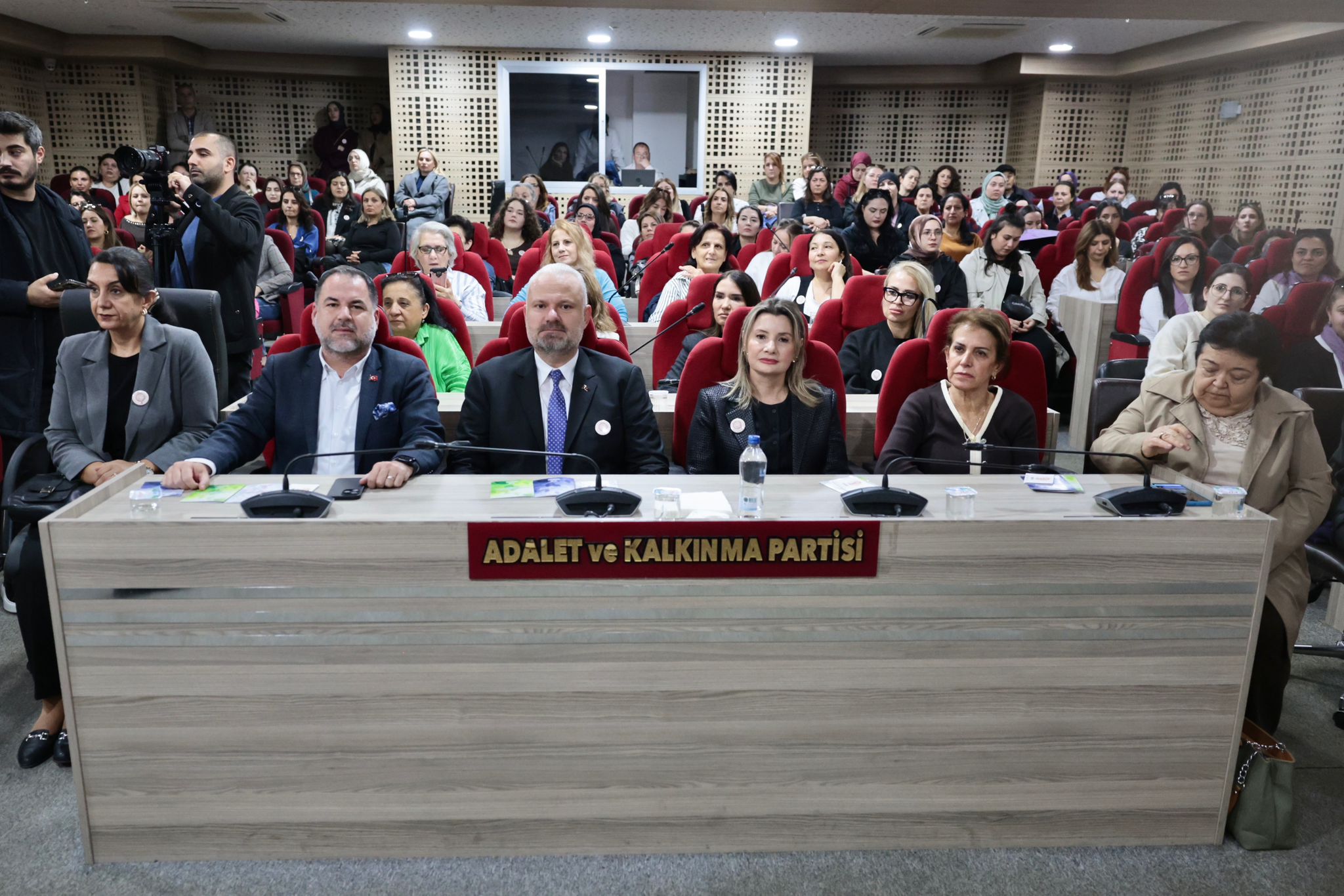 MENEMEN KADINA ŞİDDETE KARŞI TEK SES OLDU
