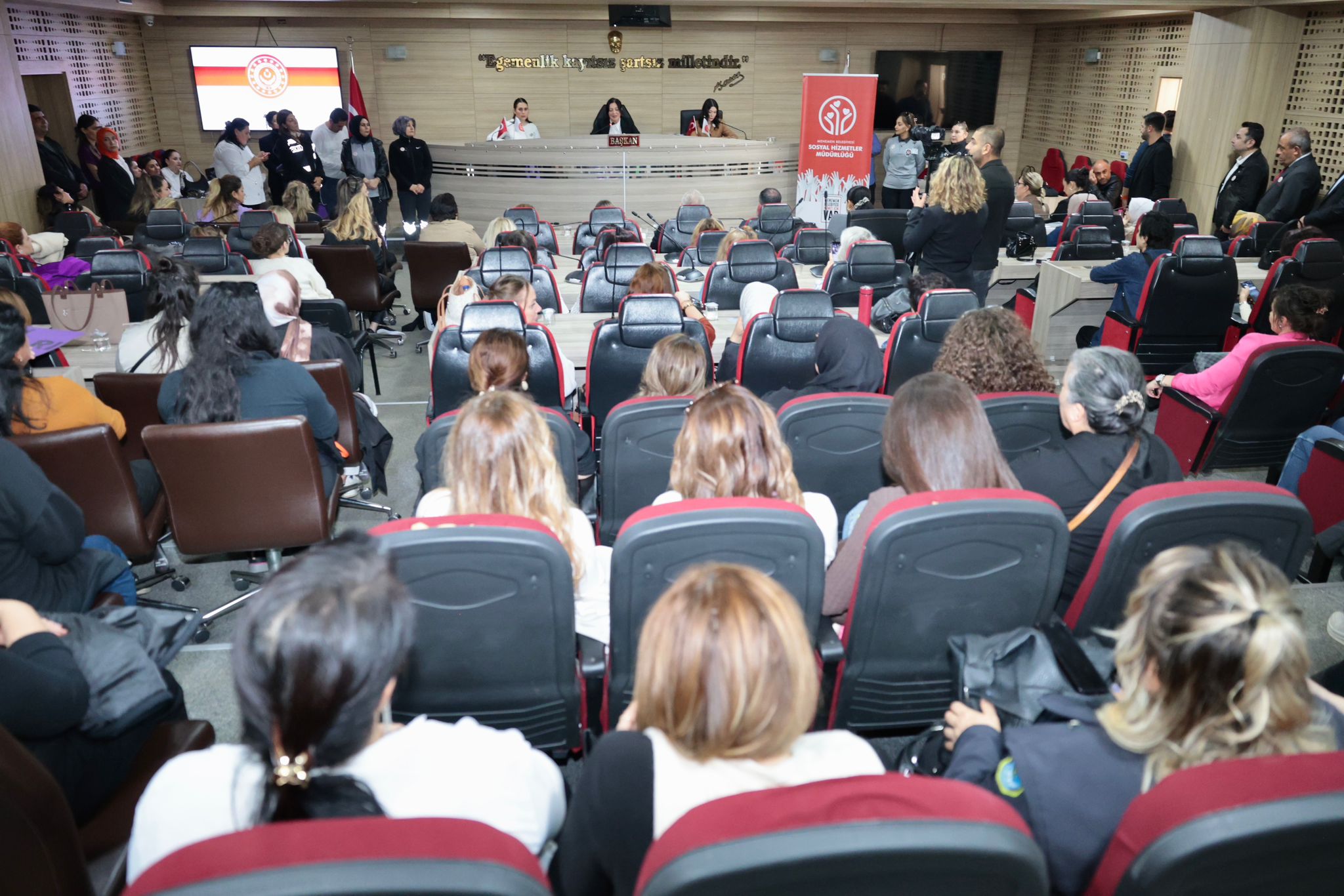 MENEMEN KADINA ŞİDDETE KARŞI TEK SES OLDU