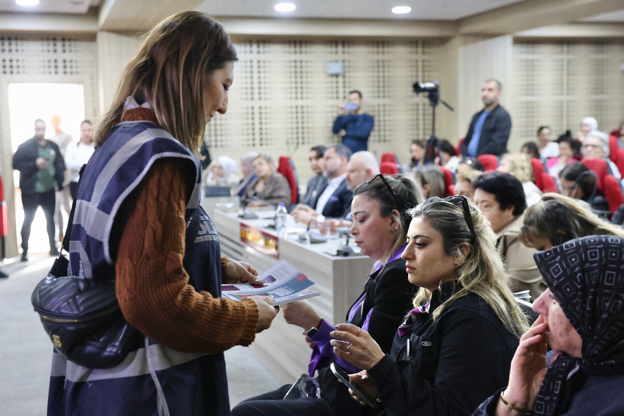MENEMEN KADINA ŞİDDETE KARŞI TEK SES OLDU