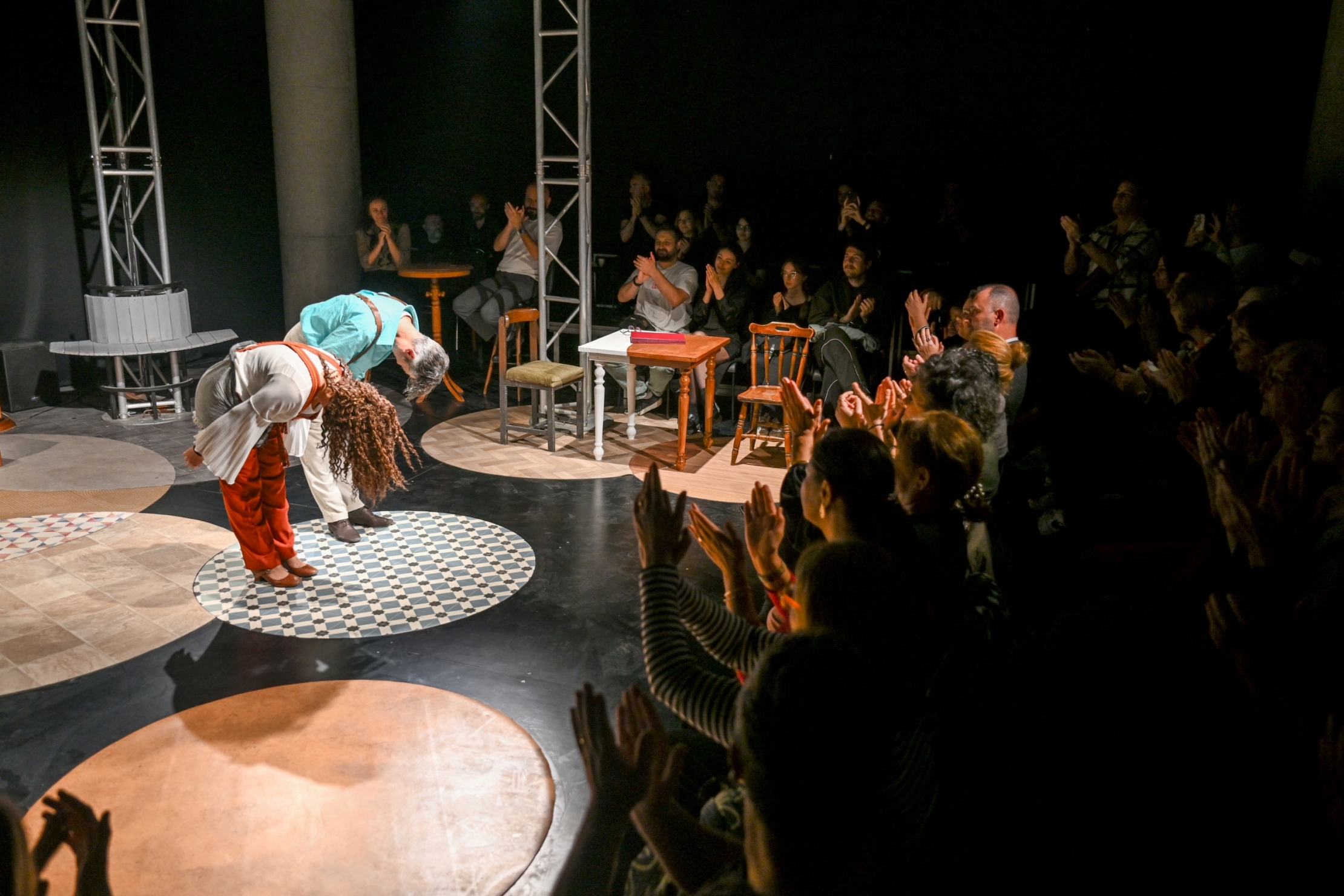 “UNUTMAK” BORNOVA’DA SAHNEYE ÇIKTI “UNUTMAK” BORNOVA’DA SAHNEYE ÇIKTI