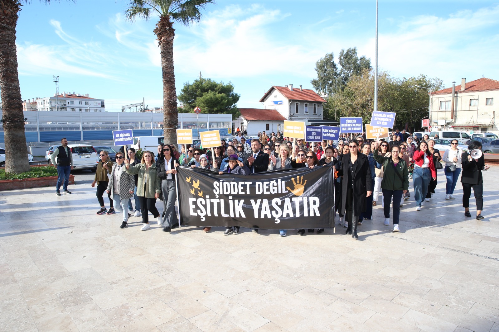 ÇİĞLİ’DE KADINLAR “ŞİDDETE HAYIR” DEDİ ÇİĞLİ’DE KADINLAR “ŞİDDETE HAYIR” DEDİ