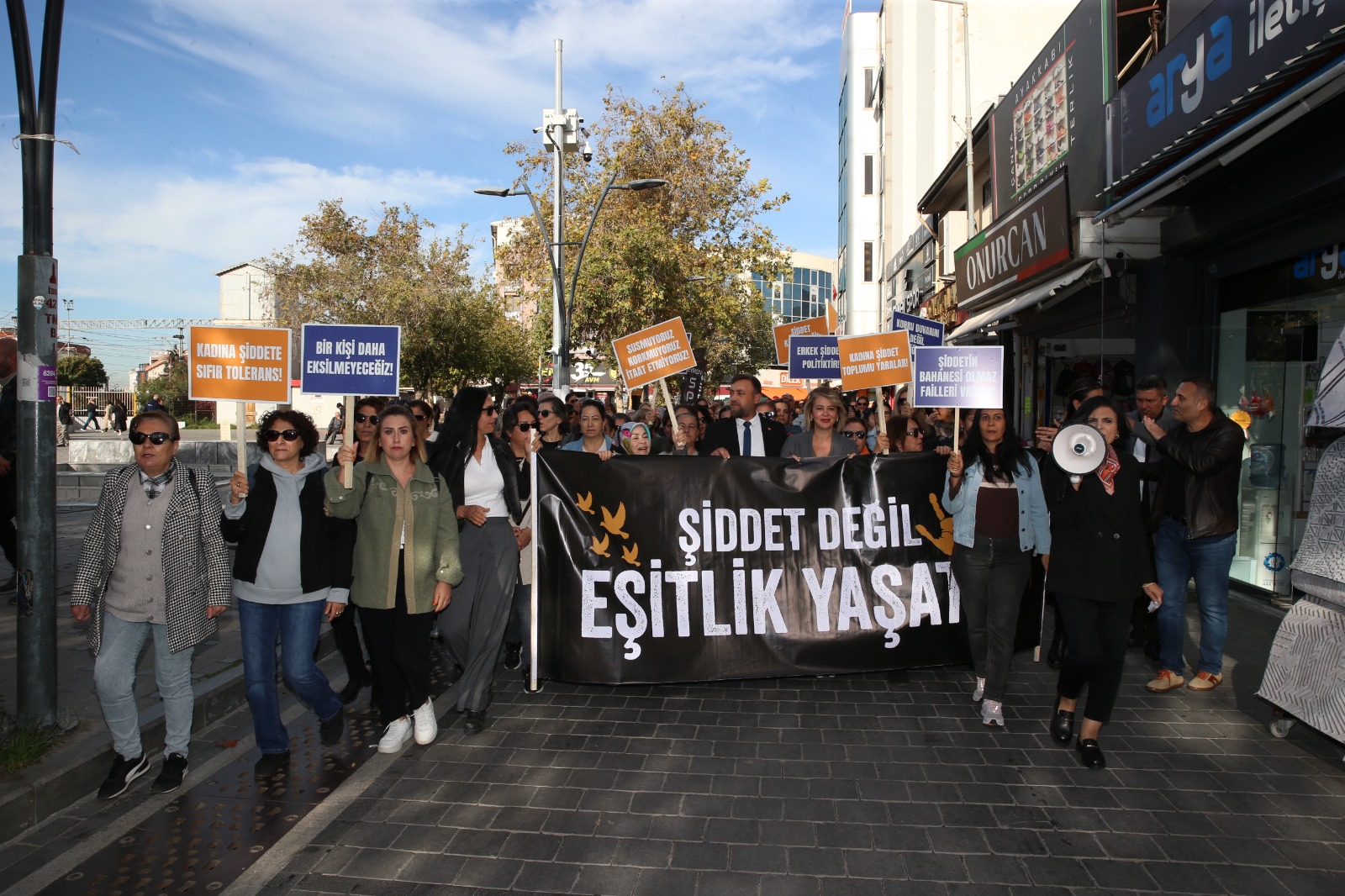 ÇİĞLİ’DE KADINLAR “ŞİDDETE HAYIR” DEDİ ÇİĞLİ’DE KADINLAR “ŞİDDETE HAYIR” DEDİ