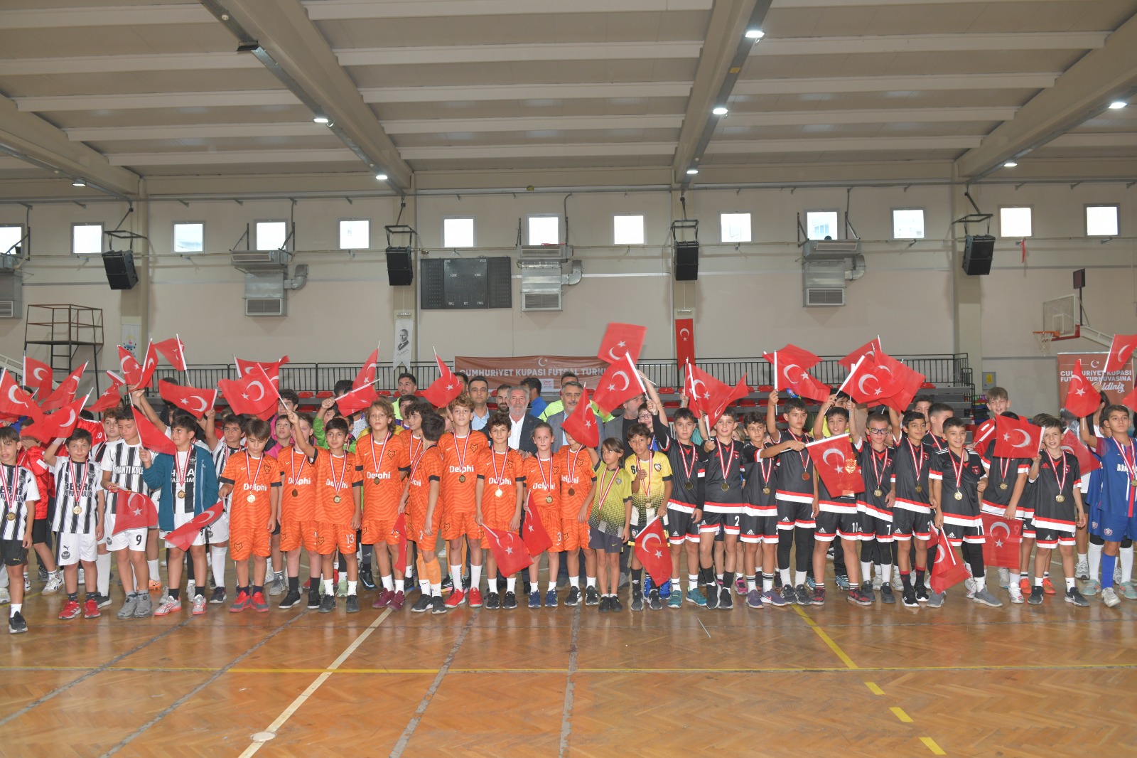 ———- Forwarded message ———Gönderen: Gazete Ege <haber@romantikturk.com.tr>Date: 31 Eki 2025 Cum, 10:10Subject: Fwd: [izmirbasingrubu:24679] Çiğli’de Cumhuriyet Coşkusu Futsal Sahasında zirveye taşındıTo: ohufyt@gmail.com <ohufyt@gmail.com>–Mobil Yandex Mail'den gönderildi——– İletilen mesaj ——– Konu: [izmirbasingrubu:24679] Çiğli’de Cumhuriyet Coşkusu Futsal Sahasında zirveye taşındı;31.10.2025, 09:31, "Çiğli Belediyesi" <ciglibelediyesibasin@gmail.com>:Çiğli’de Cumhuriyet Coşkusu Futsal Sahasında zirveye taşındı Çiğli’de Cumhuriyet coşkusu sürüyor Cumhuriyet Bayramı haftası kutlamaları Çiğli’de sporla taçlandı. Çiğli Belediyesi’nin düzenlediği Cumhuriyet Kupası Futsal Turnuvası, Atatürk Spor Salonu’nda büyük bir coşkuyla gerçekleşti. Cumhuriyetin 102. yılı kutlamaları kapsamında düzenlenen turnuvaya 10 takım ve 100 sporcu katıldı. Heyecan dolu maçlarda dostluk, centilmenlik ve rekabet bir arada yaşandı. Tribünleri dolduran sporseverler, Cumhuriyet coşkusunu tezahüratlarla sahaya taşıdı. Turnuvada Kupa Altın Genç Spor’un oldu Turnuvada kıyasıya mücadele eden 10 takım ve 100 sporcu, Cumhuriyet ruhunu sahaya yansıttı. Final karşılaşmasında nefesler tutuldu, tribünler coştu. Zorlu geçen mücadele sonunda şampiyonluk kupasını kaldıran takım Altın Genç Spor Kulübü olurken ikincilik ise Çiğli Belediyespor’un oldu. Sporcular kupalarını Çiğli Belediyesi meclis üyelerinin elinden aldı. Her sporcuya bir hatıra Cumhuriyet’in 102. yılına özel düzenlenen turnuvada sadece kazananlar değil, tüm katılımcılar unutulmadı. Turnuvaya katılan sporculara anı madalyaları takdim edilerek bu özel gün ölümsüzleştirildi. Başkan Yıldız:  “Cumhuriyet coşkusunu sporla taçlandırdık” Çiğli Belediye Başkanı Onur Emrah Yıldız, turnuvaya gösterilen ilgiden duyduğu memnuniyeti dile getirerek şunları söyledi;  “Cumhuriyetimizin 102. yıl coşkusunu bu kez sahalara taşıdık. Bu anlamlı etkinlik, Cumhuriyet değerlerini yaşatmanın en güzel yollarından biri olarak Çiğli’de iz bıraktı. Sporu ve gençliği bir araya getiren bu turnuva, hem dayanışmanın hem Cumhuriyet ruhunun en güzel örneklerinden biri oldu. Katılan tüm takımları yürekten kutluyorum.”– Çiğli BelediyesiBasın Yayın ve Halkla İlişkiler MüdürlüğüTel: 444 3 552 (Dahili: 1330) — Bu iletiyi Google Grupları'ndaki "IZMIR BASIN GRUBU" grubuna abone olduğunuz için aldınız. Bu grubun aboneliğinden çıkmak ve bu gruptan artık e-posta almamak için izmirbasingrubu+unsubscribe@googlegroups.com adresine e-posta gönderin. Bu tartışmayı görüntülemek için https://groups.google.com/d/msgid/izmirbasingrubu/CAEZA%2BY3EUpSDAjoQ12Nh44NeKsUhWM1thB6%2B5YYE72L6AQv-tA%40mail.gmail.com adresini ziyaret edin. ——– İletilen mesajın sonu ——–