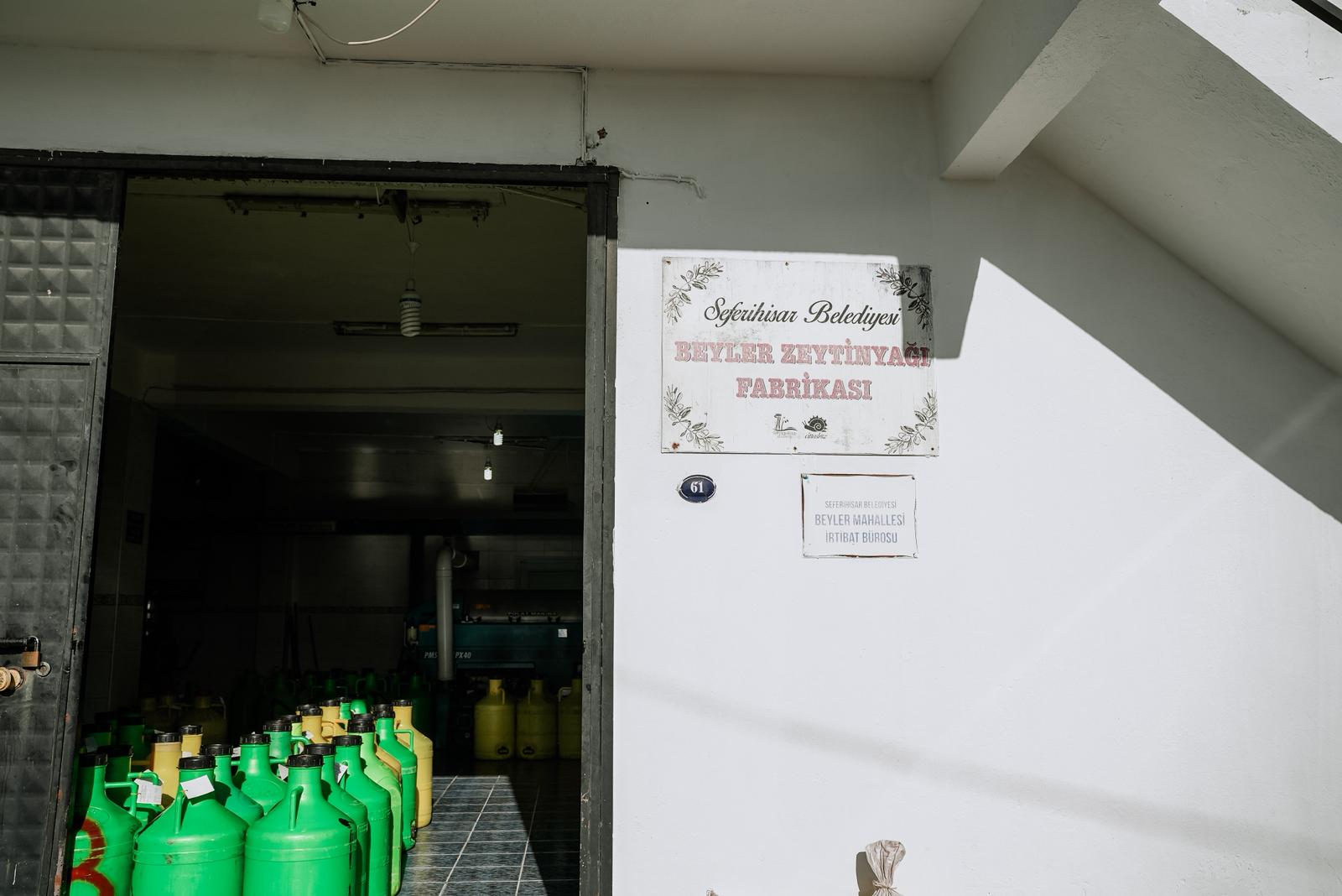 SEFERİHİSAR ZEYTİNYAĞI FABRİKASI ÜRETCİYE CAN OLUYOR