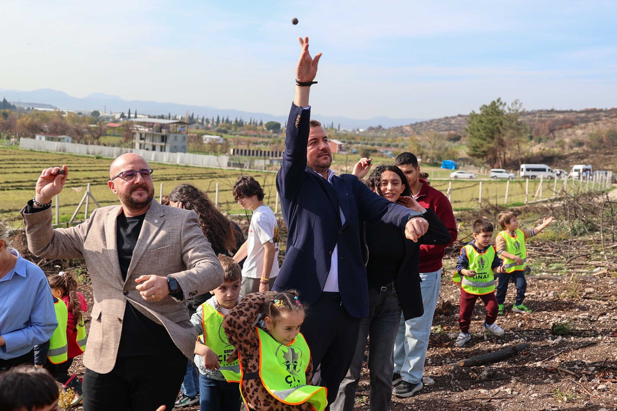 MİNİK ELLERDEN YANAN ALANLARA UMUT TOHUMLARI MİNİK ELLERDEN YANAN ALANLARA UMUT TOHUMLARI