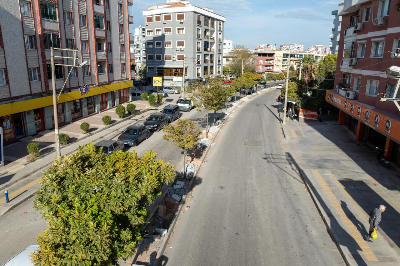 BUCA’DA AZ SU İSTEYEN BİTKİLERLE YEŞİL ALAN DÖNÜŞÜMÜ