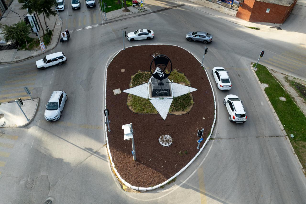 BUCA’DA AZ SU İSTEYEN BİTKİLERLE YEŞİL ALAN DÖNÜŞÜMÜ