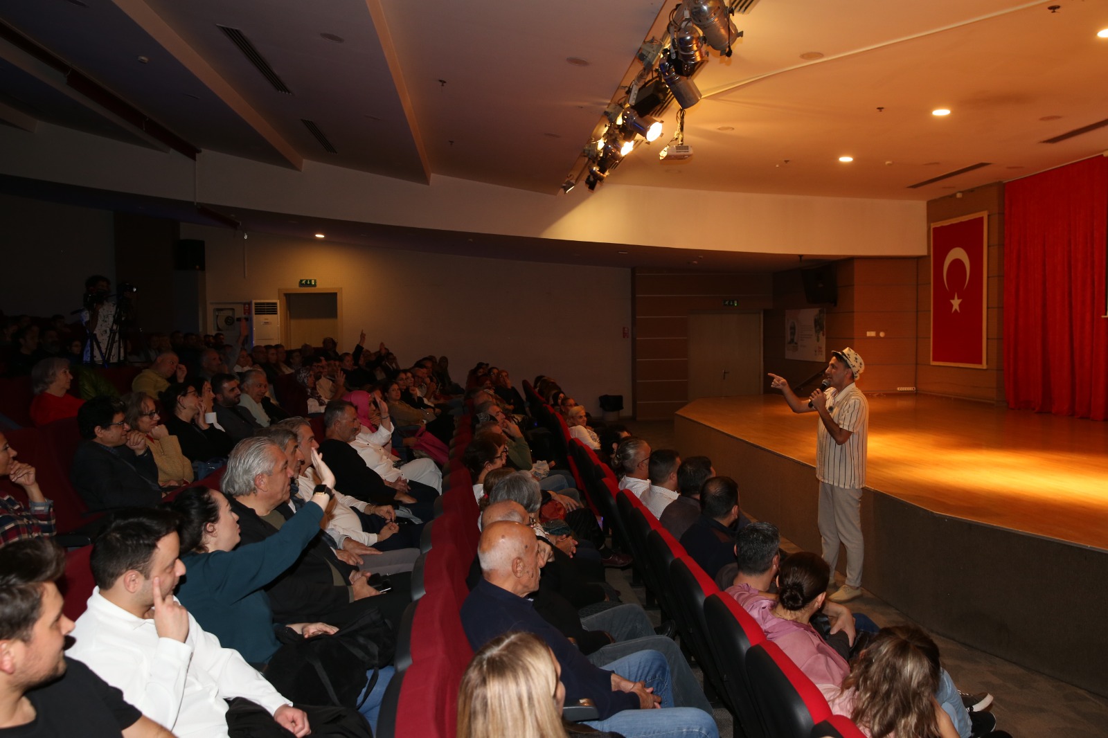 ÇİĞLİ KOMEDİ AKŞAMLARI ÖĞRETMENLERE NEŞELİ BİR GECE YAŞATTI