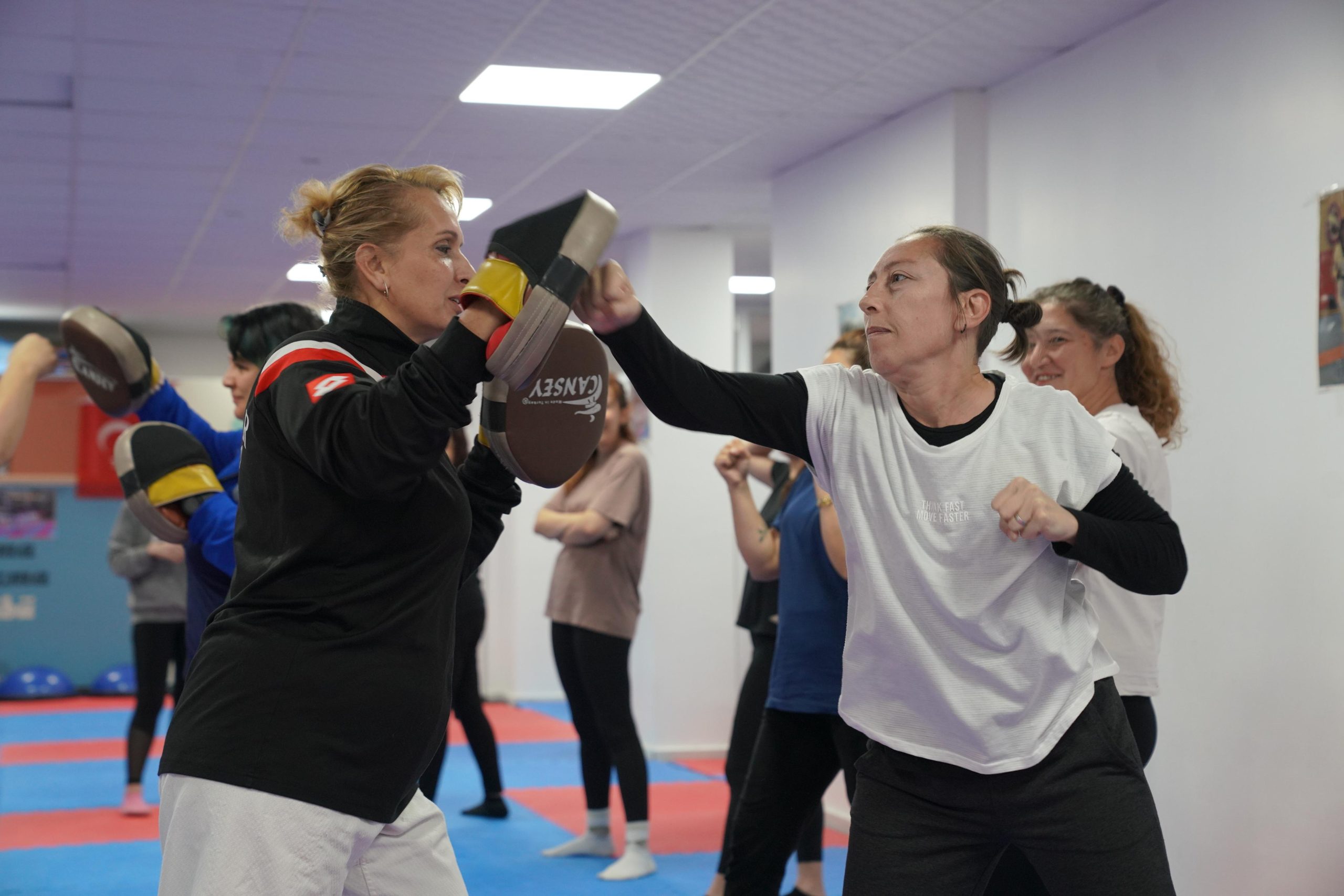 SEFERİHİSAR’DA KADINA ŞİDDETLE MÜCADELE HER GÜN SEFERİHİSAR’DA KADINA ŞİDDETLE MÜCADELE HER GÜN