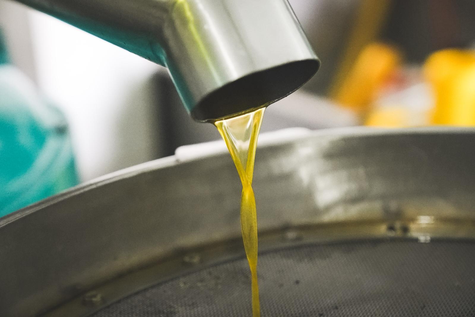 SEFERİHİSAR ZEYTİNYAĞI FABRİKASI ÜRETCİYE CAN OLUYOR