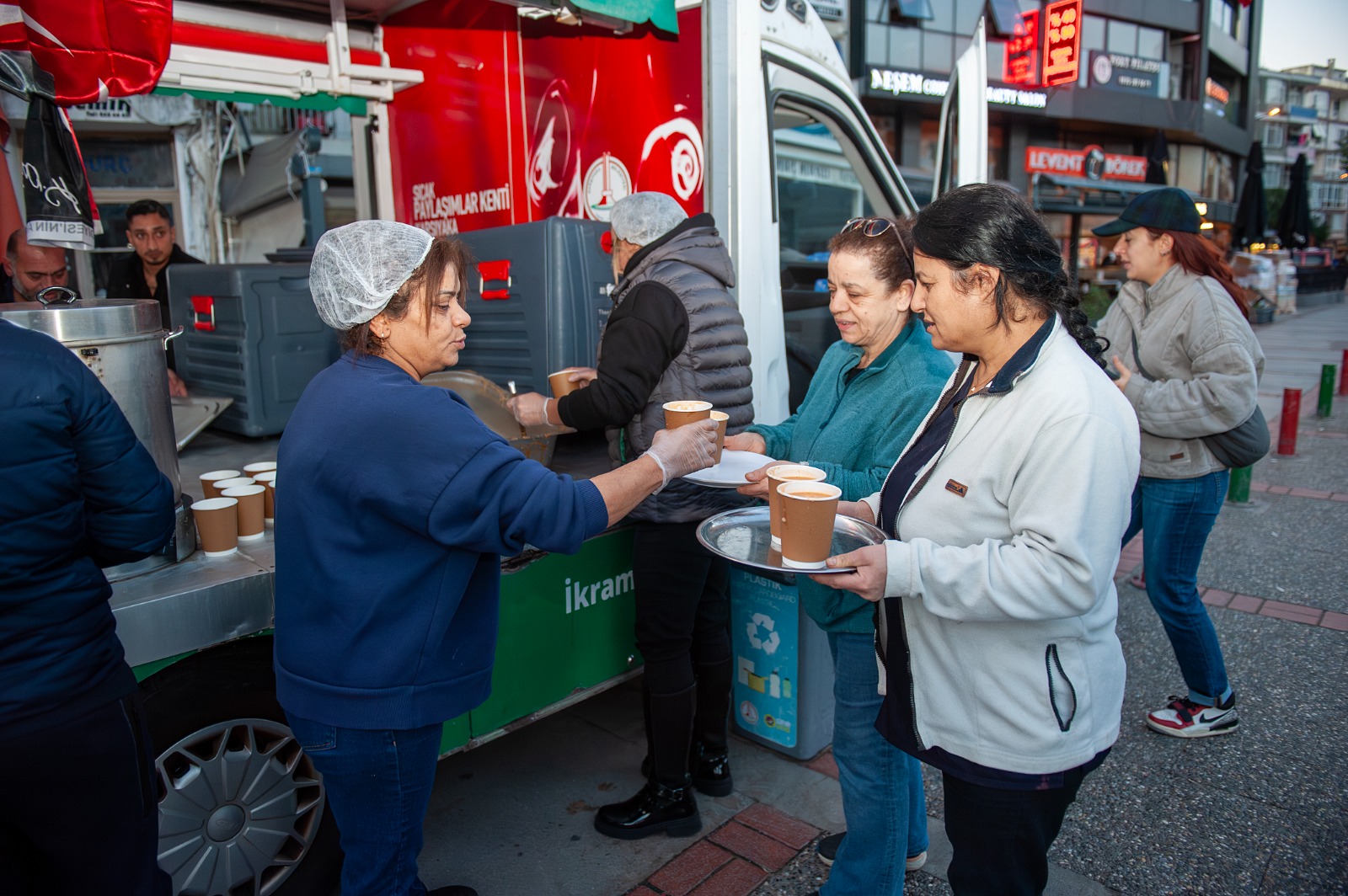 KARŞIYAKA’DA SOĞUK SABAHLARA SICAK ÇORBA KARŞIYAKA’DA SOĞUK SABAHLARA SICAK ÇORBA