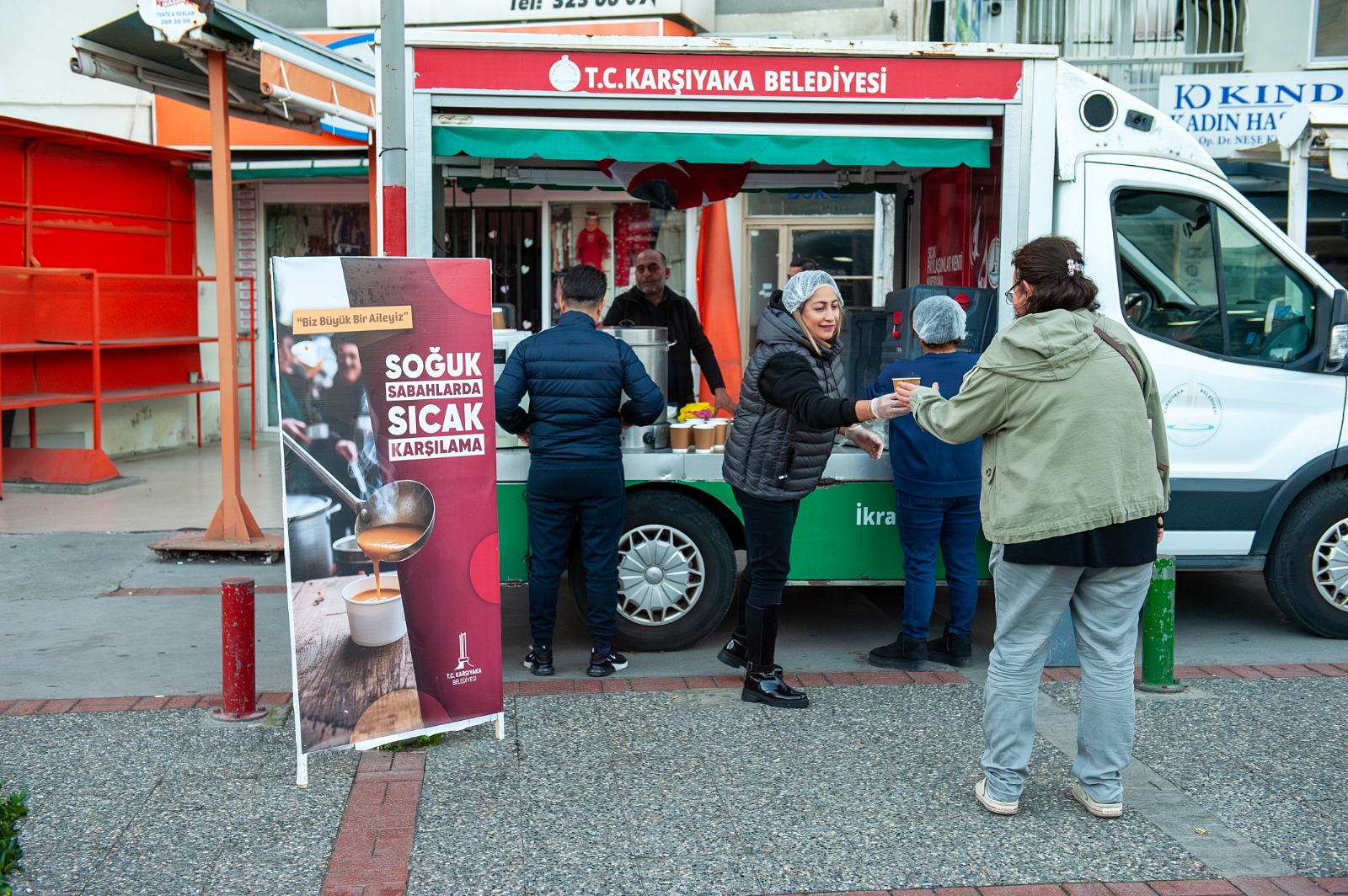 KARŞIYAKA’DA SOĞUK SABAHLARA SICAK ÇORBA KARŞIYAKA’DA SOĞUK SABAHLARA SICAK ÇORBA