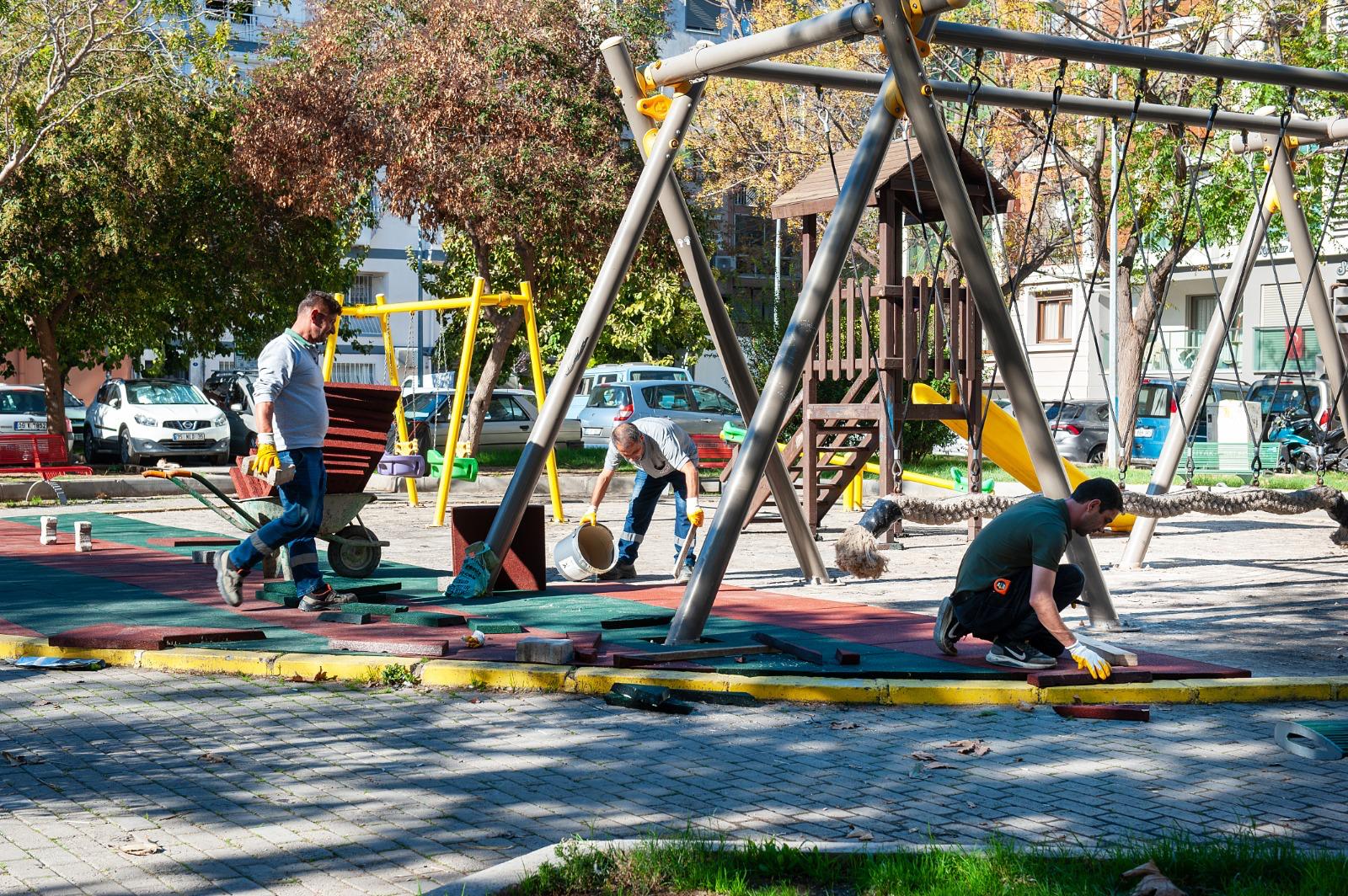 KARŞIYAKA’NIN PARKLARI YENİLENİYOR