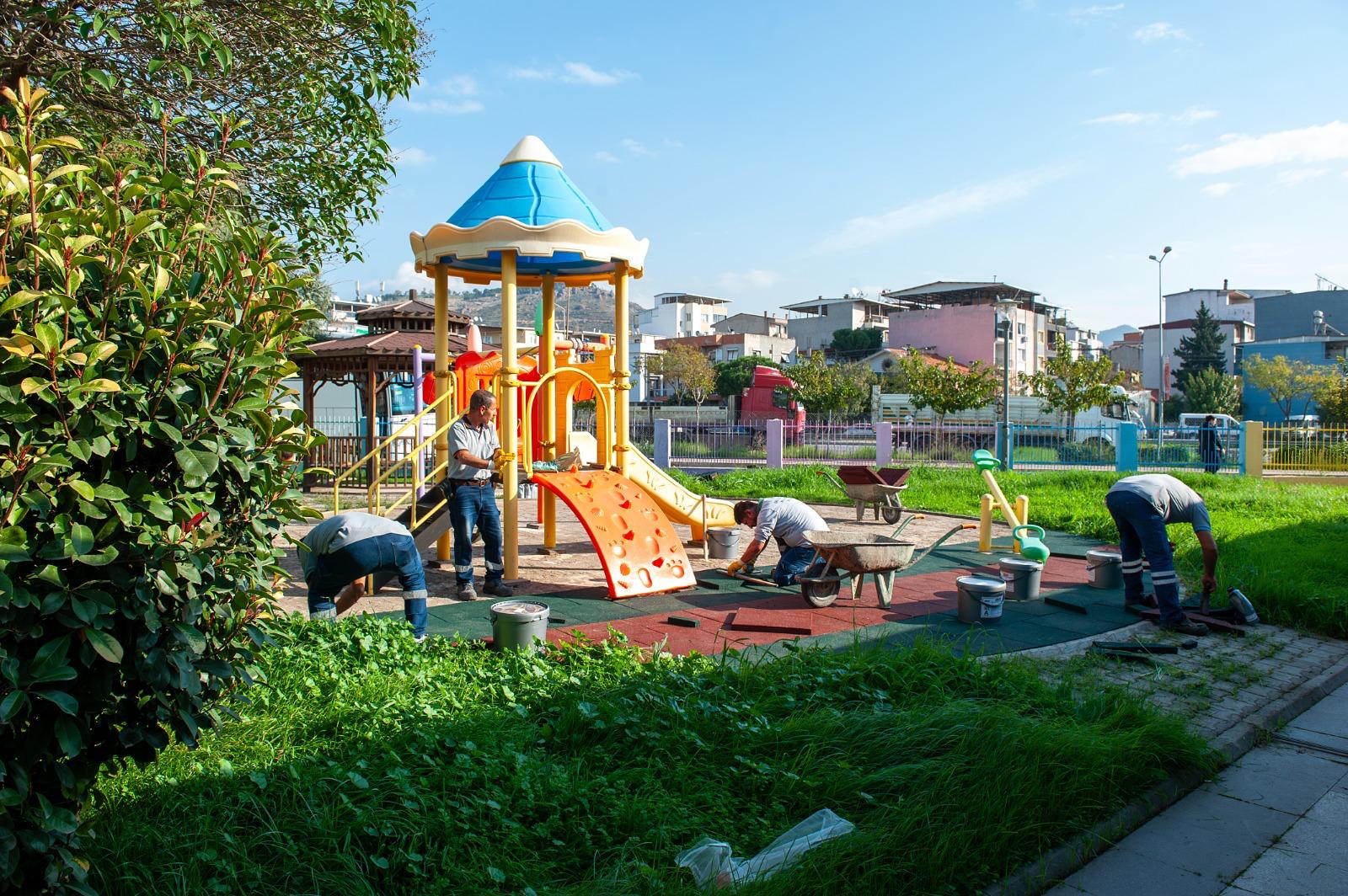 KARŞIYAKA’NIN PARKLARI YENİLENİYOR