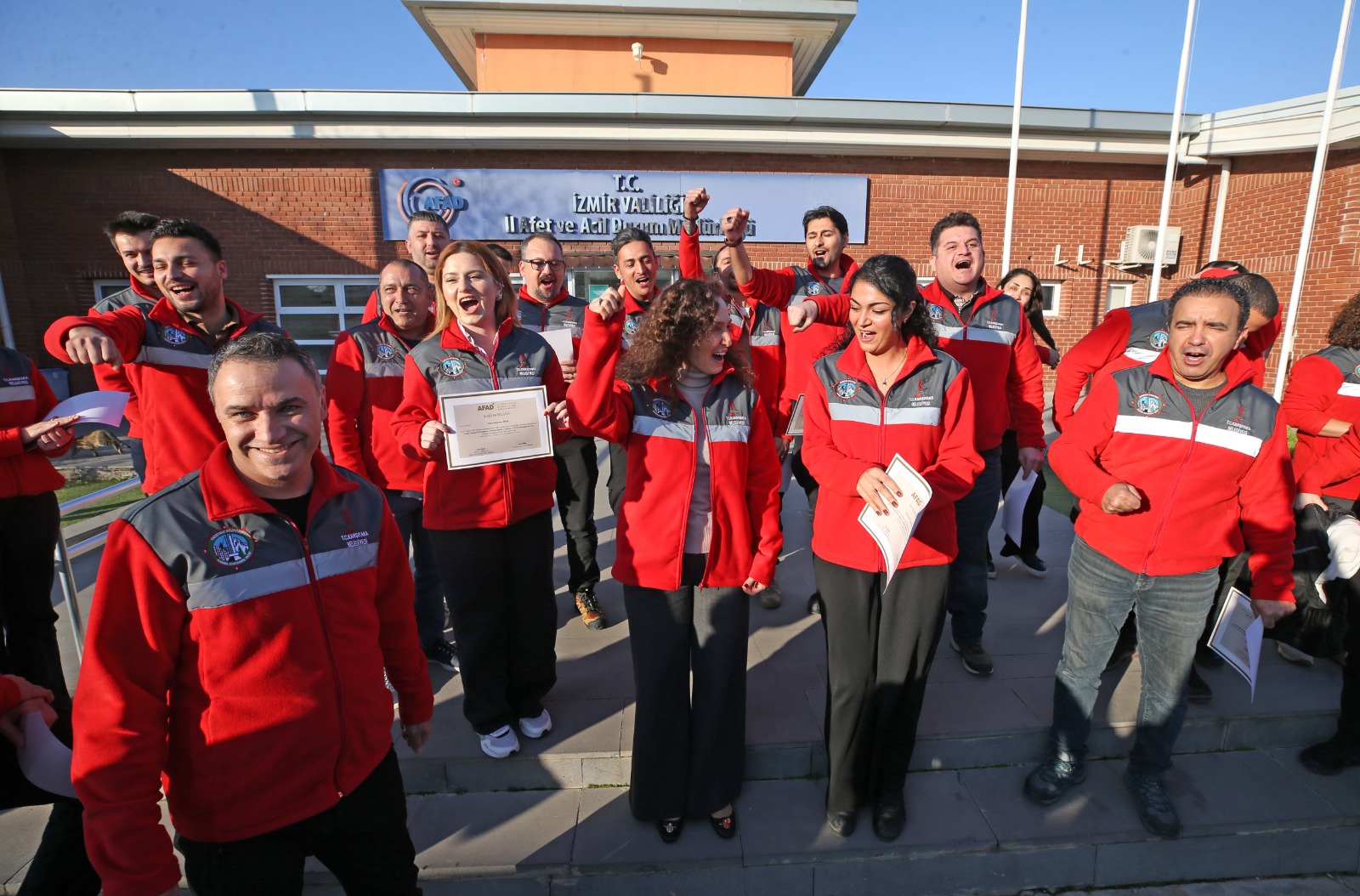 KARŞIYAKA’NIN ARAMA KURTARMA EKİBİ EĞİTİMLERİNİ TAMAMLADI KARŞIYAKA’NIN ARAMA KURTARMA EKİBİ EĞİTİMLERİNİ TAMAMLADI