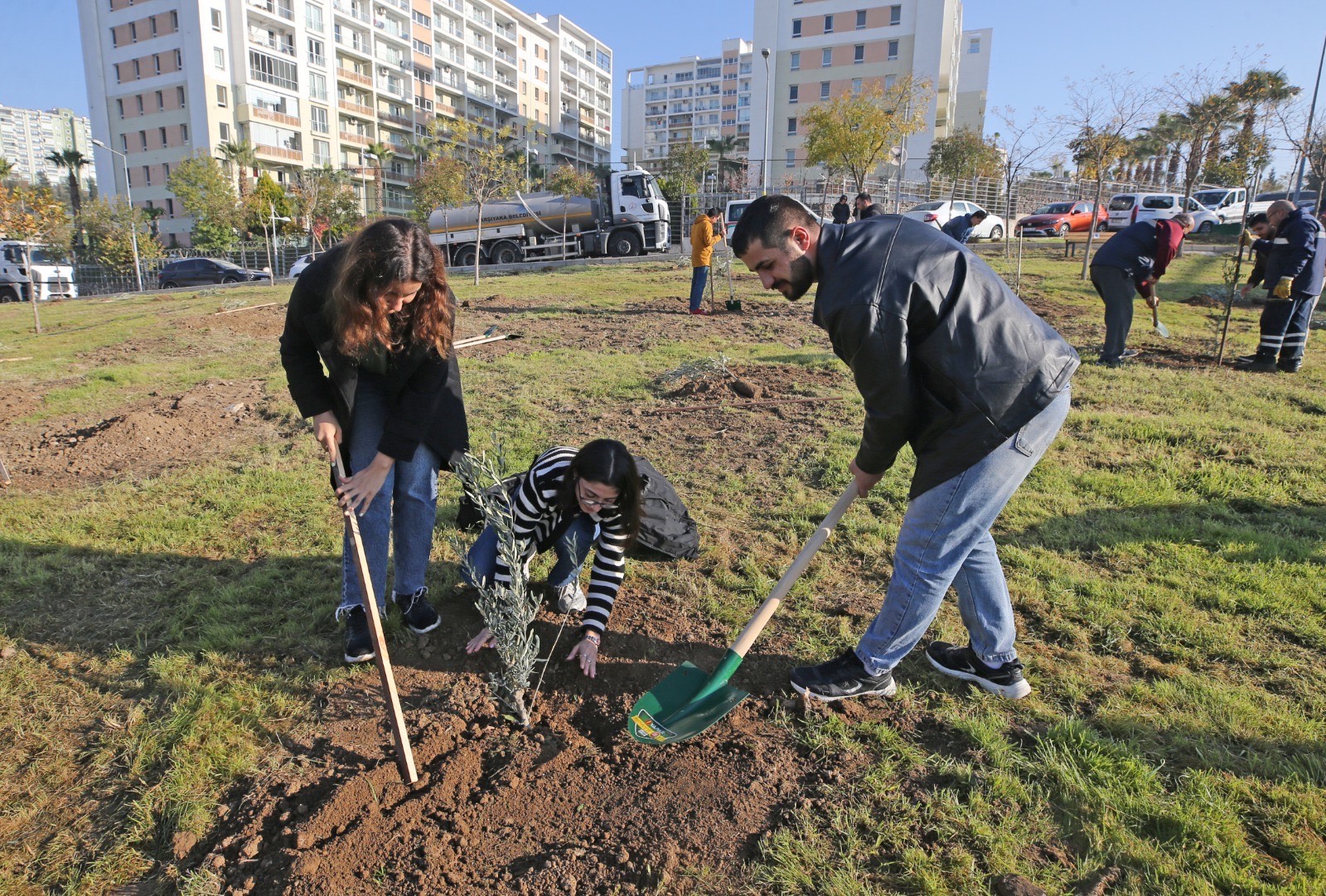 Karşıyaka’da zeytin fidanları toprakla buluştu Karşıyaka’da zeytin fidanları toprakla buluştu