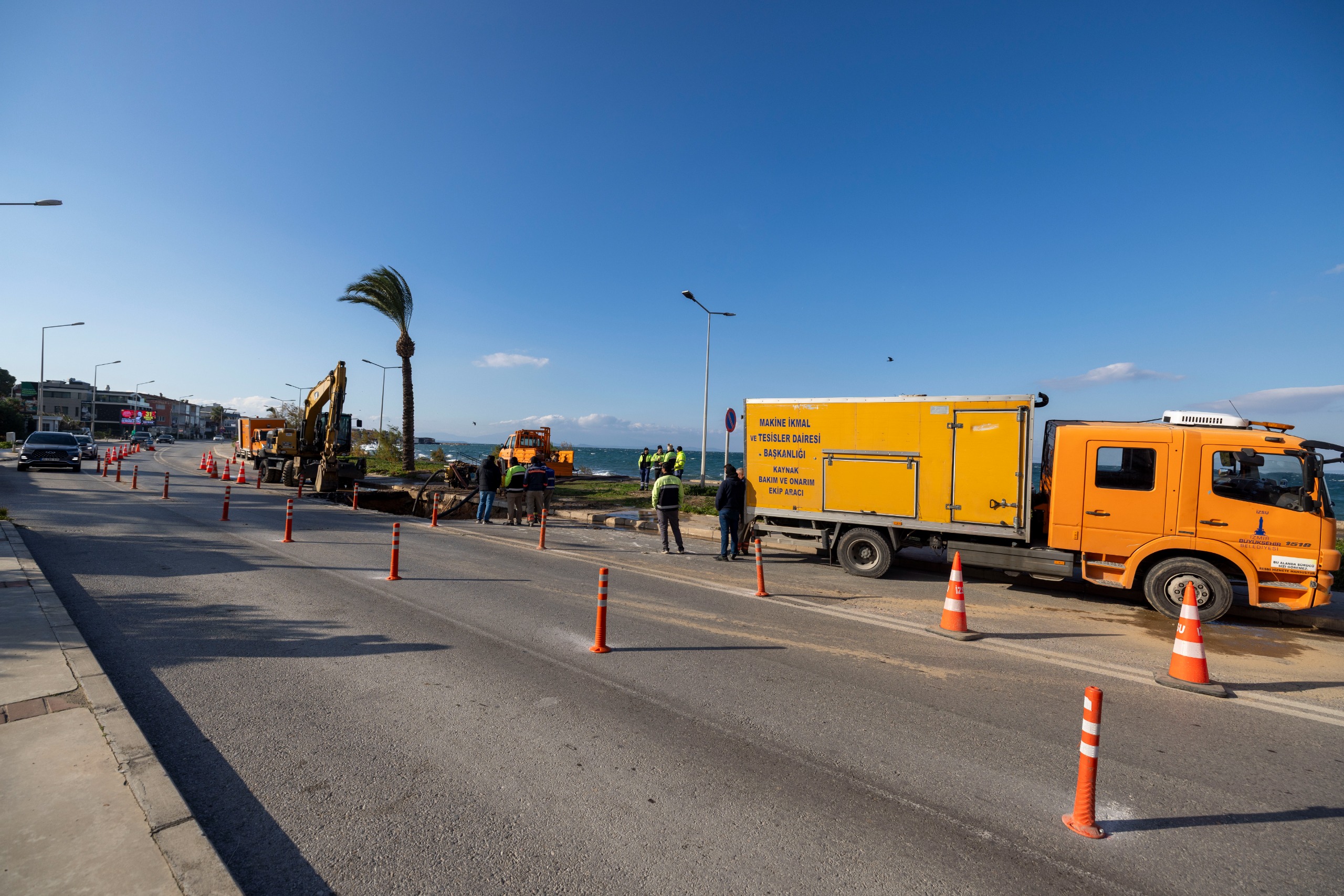 Mithatpaşa Caddesi’ndeki ana boru arızası için İZSU seferber oldu Mithatpaşa Caddesi’ndeki ana boru arızası için İZSU seferber oldu