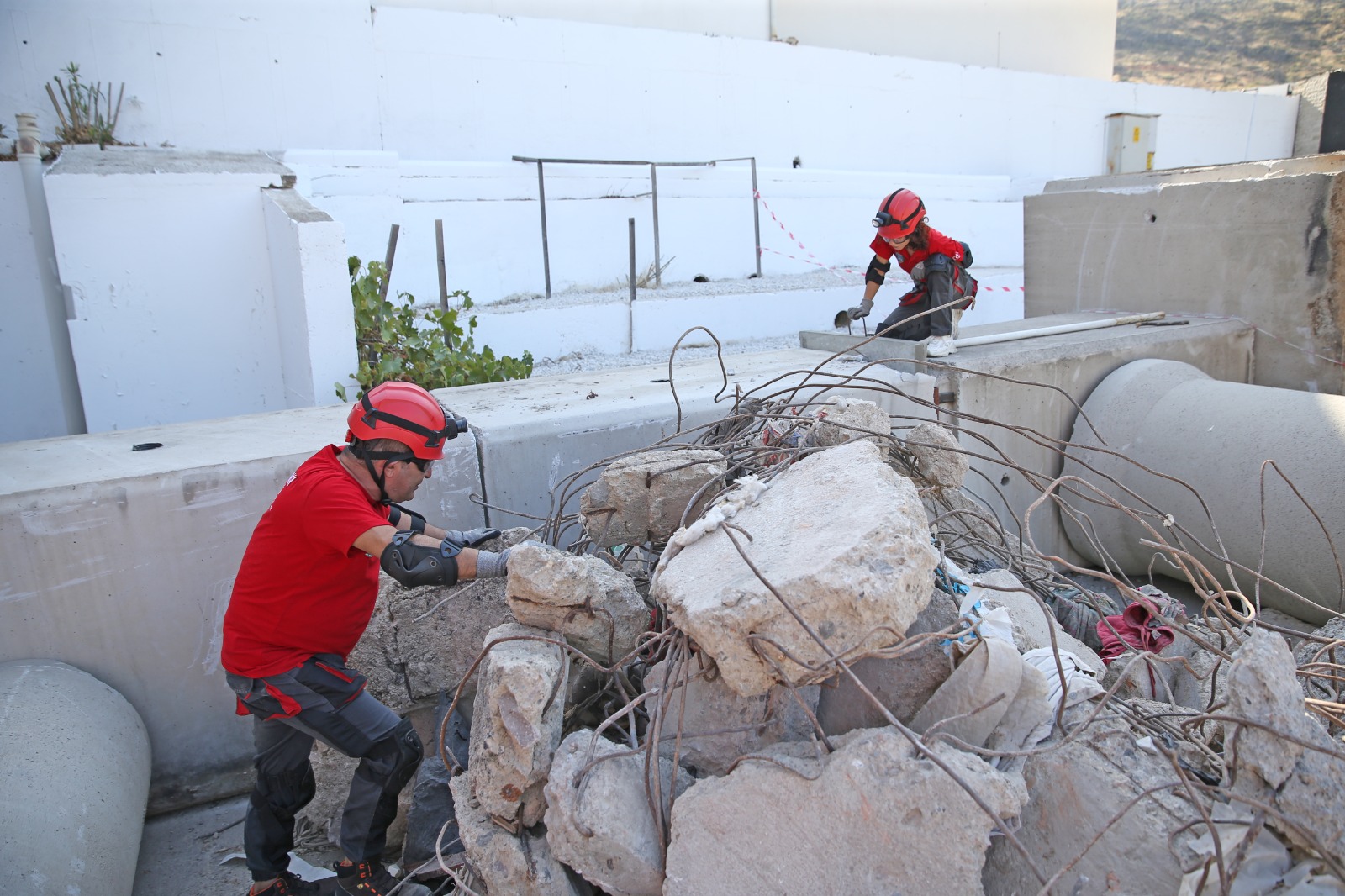 KARŞIYAKA’NIN ARAMA KURTARMA EKİBİ EĞİTİMLERİNİ TAMAMLADI KARŞIYAKA’NIN ARAMA KURTARMA EKİBİ EĞİTİMLERİNİ TAMAMLADI