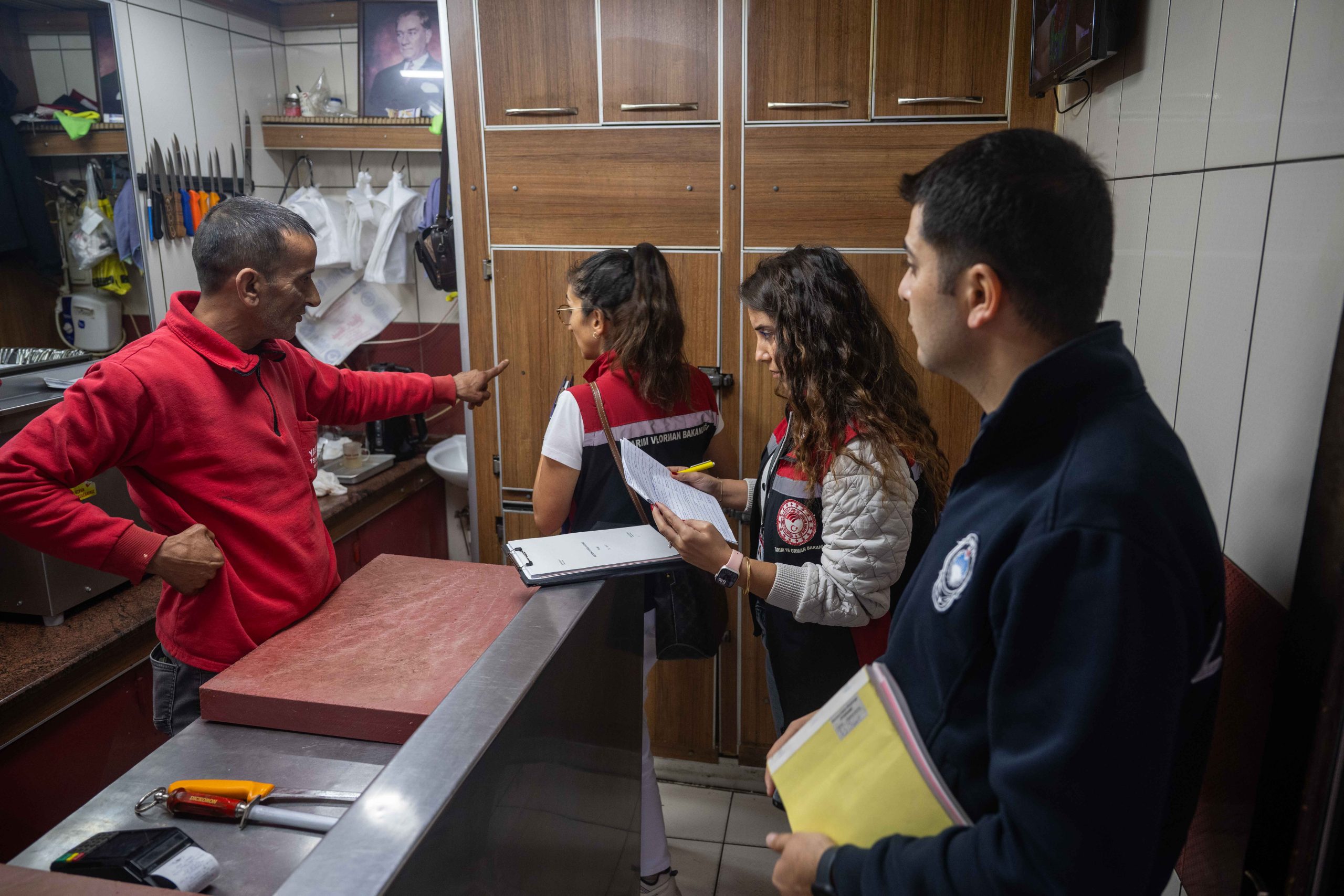 BORNOVA’DA GIDA GÜVENLİĞİ ALARMI BORNOVA’DA GIDA GÜVENLİĞİ ALARMI