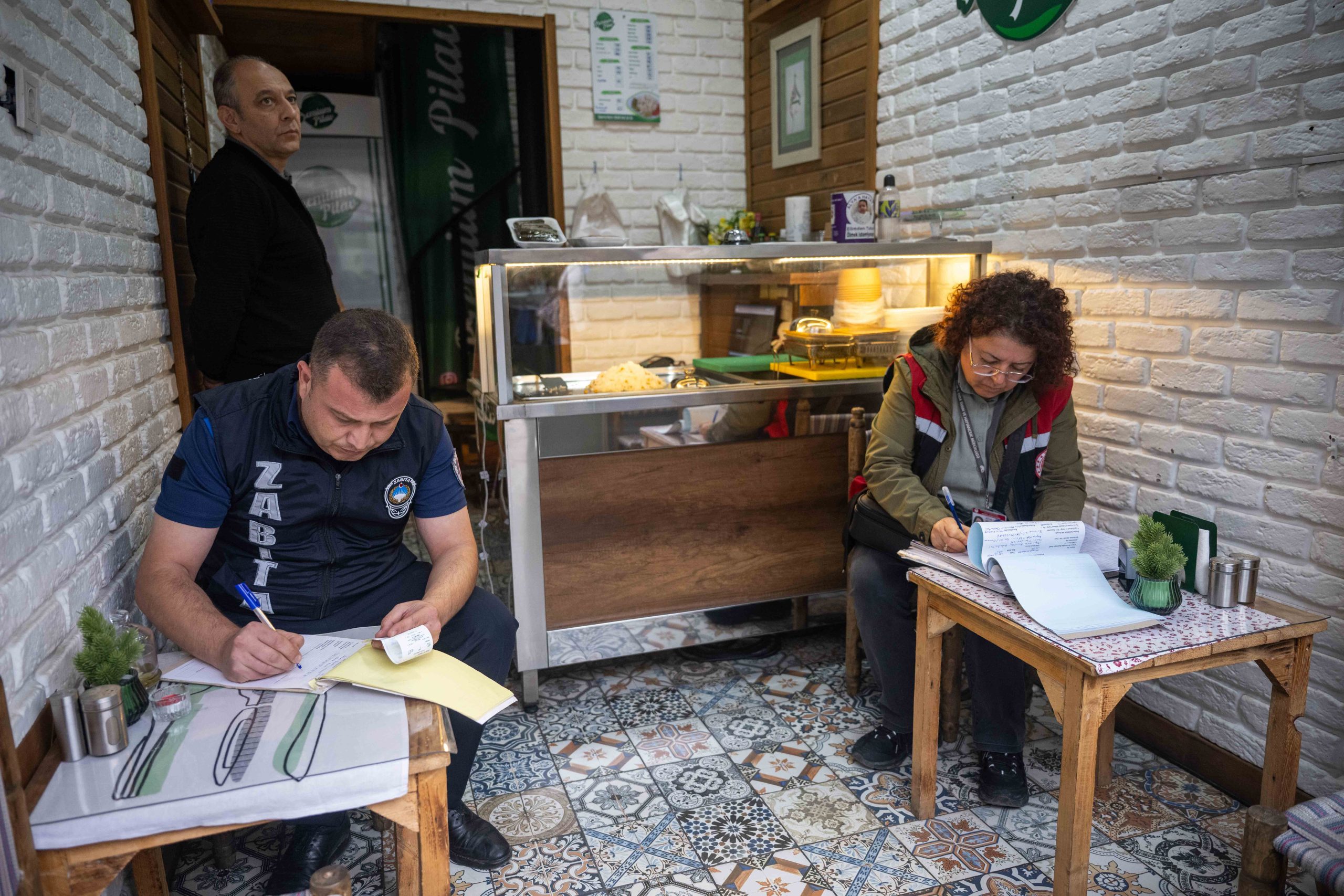 BORNOVA’DA GIDA GÜVENLİĞİ ALARMI BORNOVA’DA GIDA GÜVENLİĞİ ALARMI