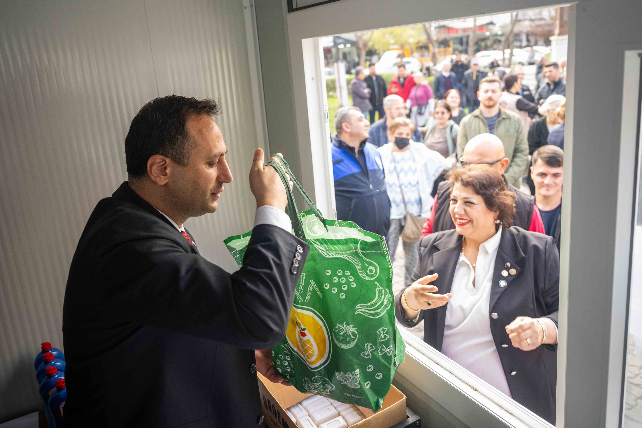 BORNOVA’DAN İZMİR’DE BİR İLK: ATIK BANK AÇILDI BORNOVA’DAN İZMİR’DE BİR İLK: ATIK BANK AÇILDI