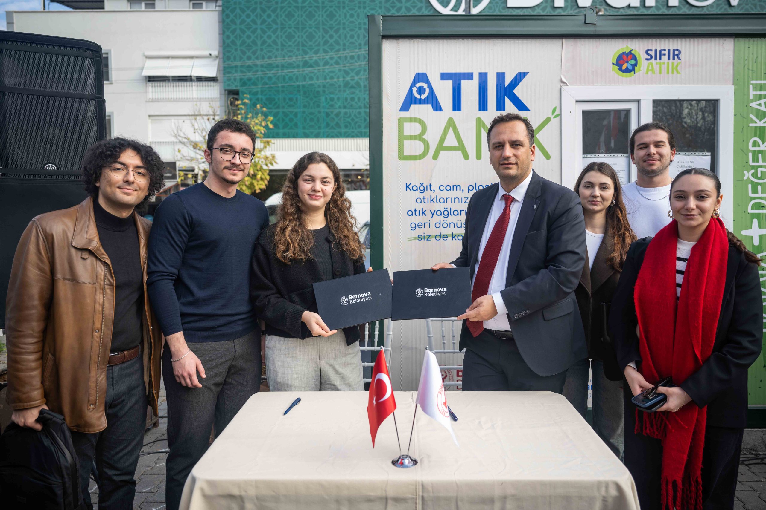 BORNOVA’DAN İZMİR’DE BİR İLK: ATIK BANK AÇILDI BORNOVA’DAN İZMİR’DE BİR İLK: ATIK BANK AÇILDI