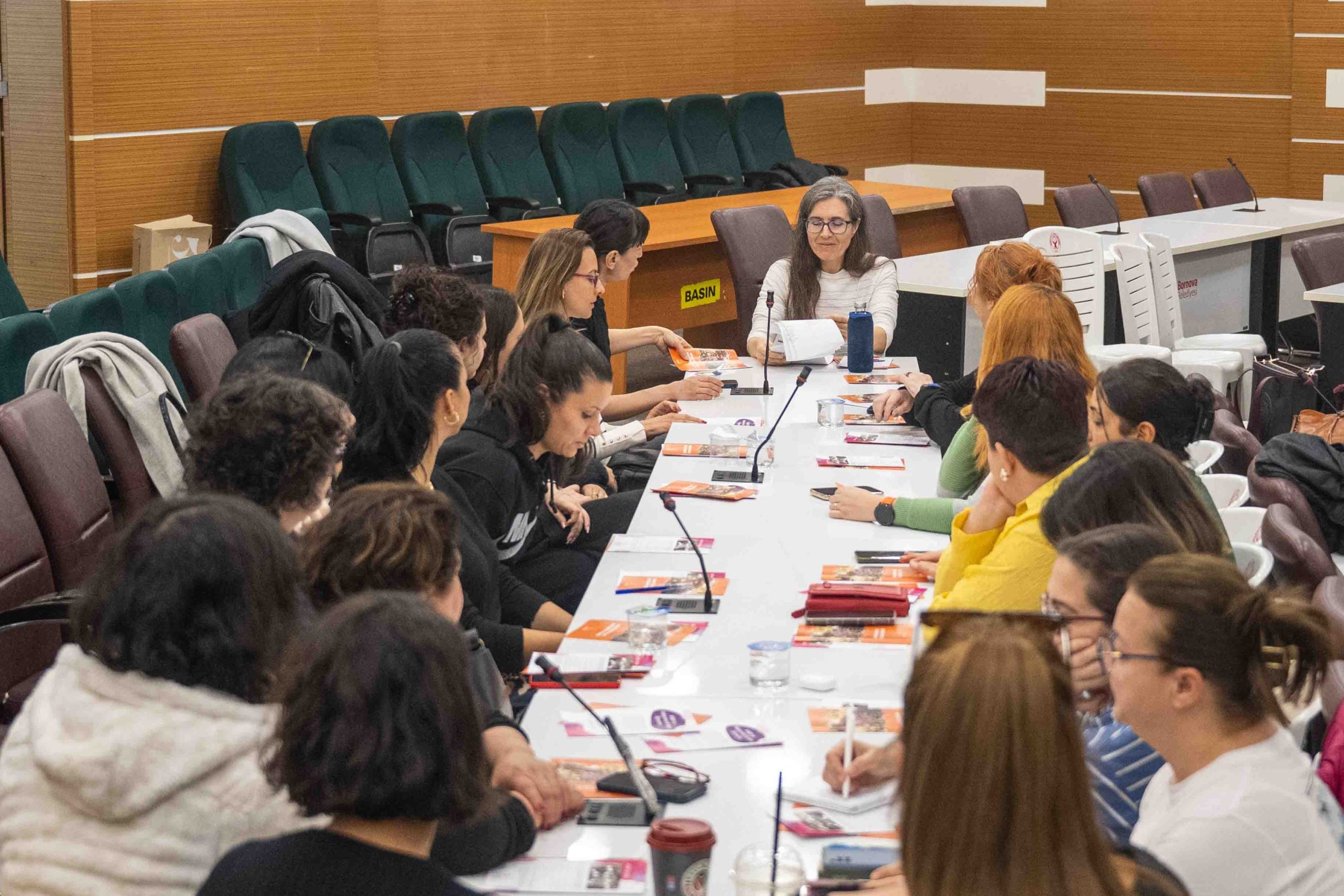 BORNOVA’DA KADINLARIN İNSAN HAKLARI İÇİN GÜÇLÜ ADIM