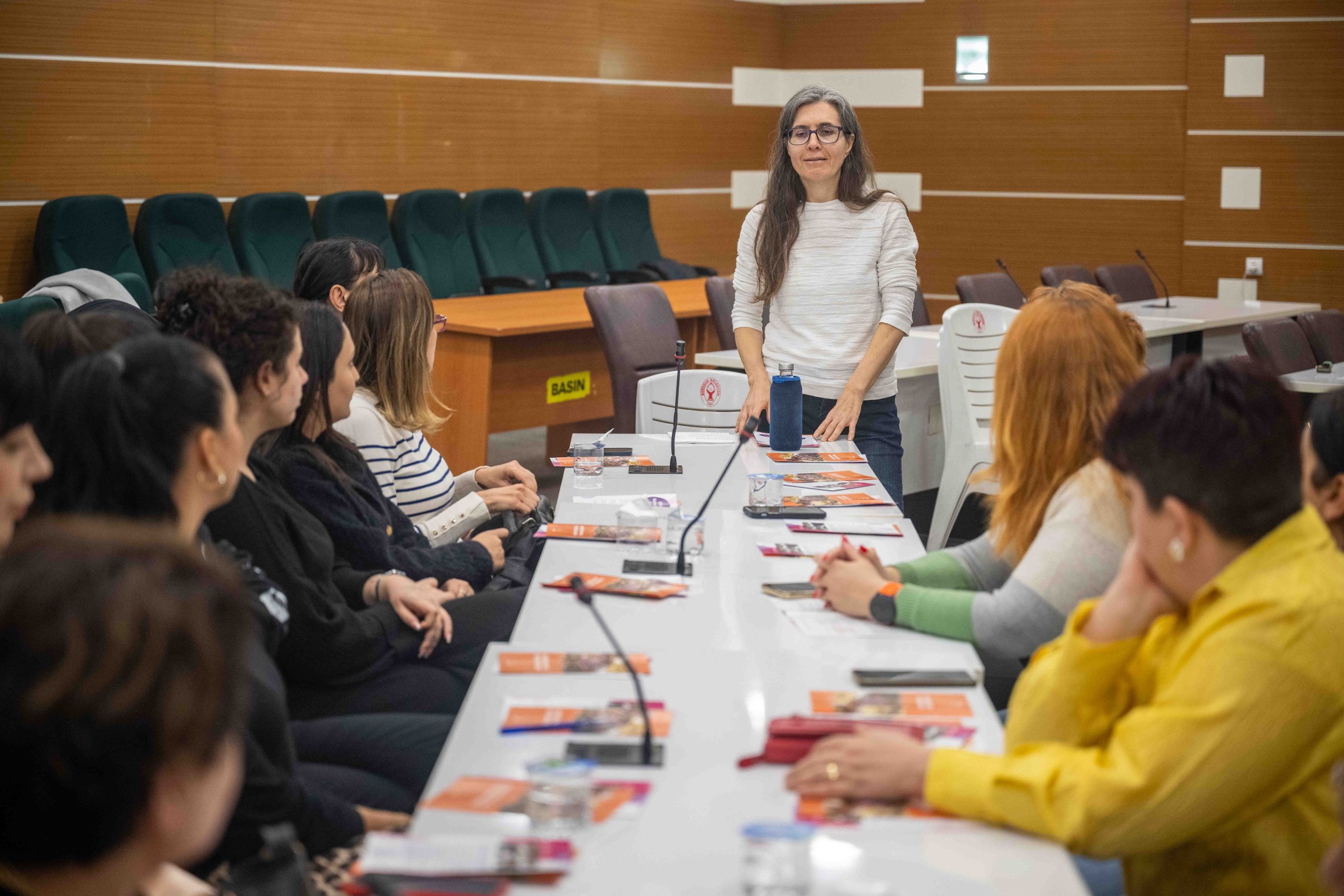 BORNOVA’DA KADINLARIN İNSAN HAKLARI İÇİN GÜÇLÜ ADIM
