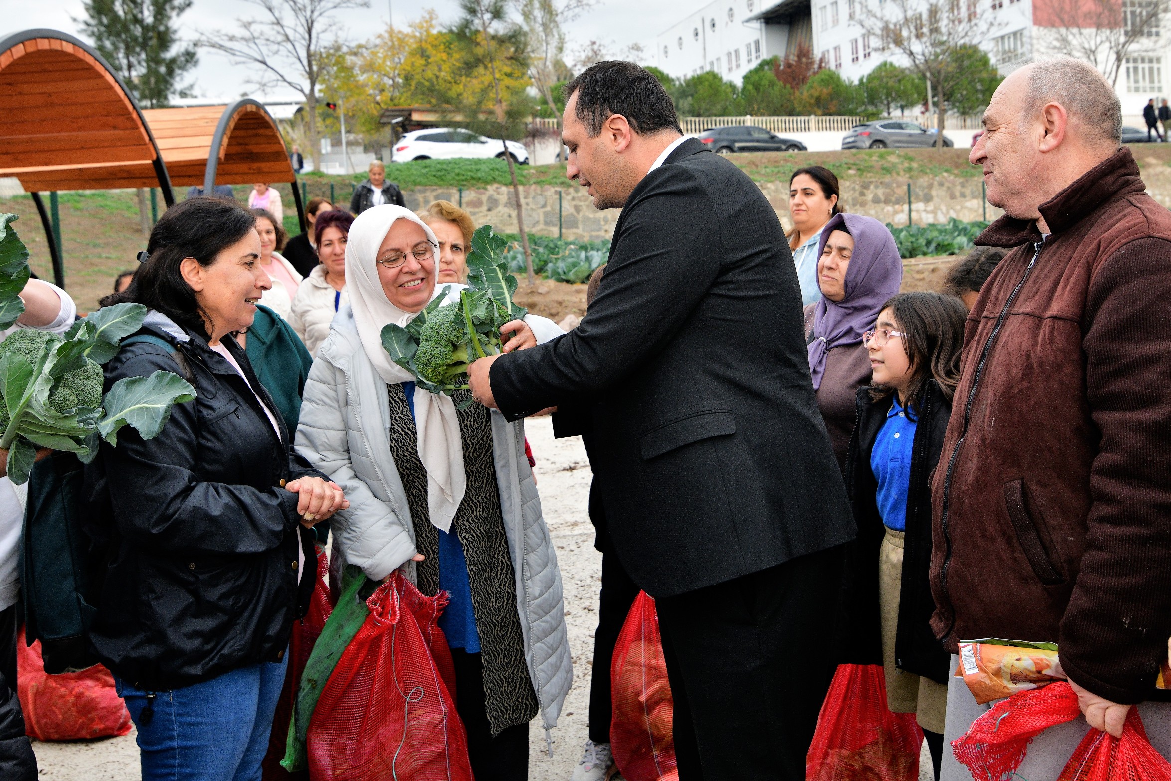 BORNOVA’DA KENT BOSTANLARINDA HASAT COŞKUSU