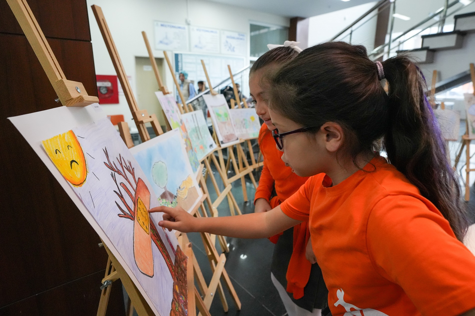 Gaziemirli çocuklar “Toprak” temalı resimleriyle iklim krizine dikkat çekti Gaziemirli çocuklar “Toprak” temalı resimleriyle iklim krizine dikkat çekti