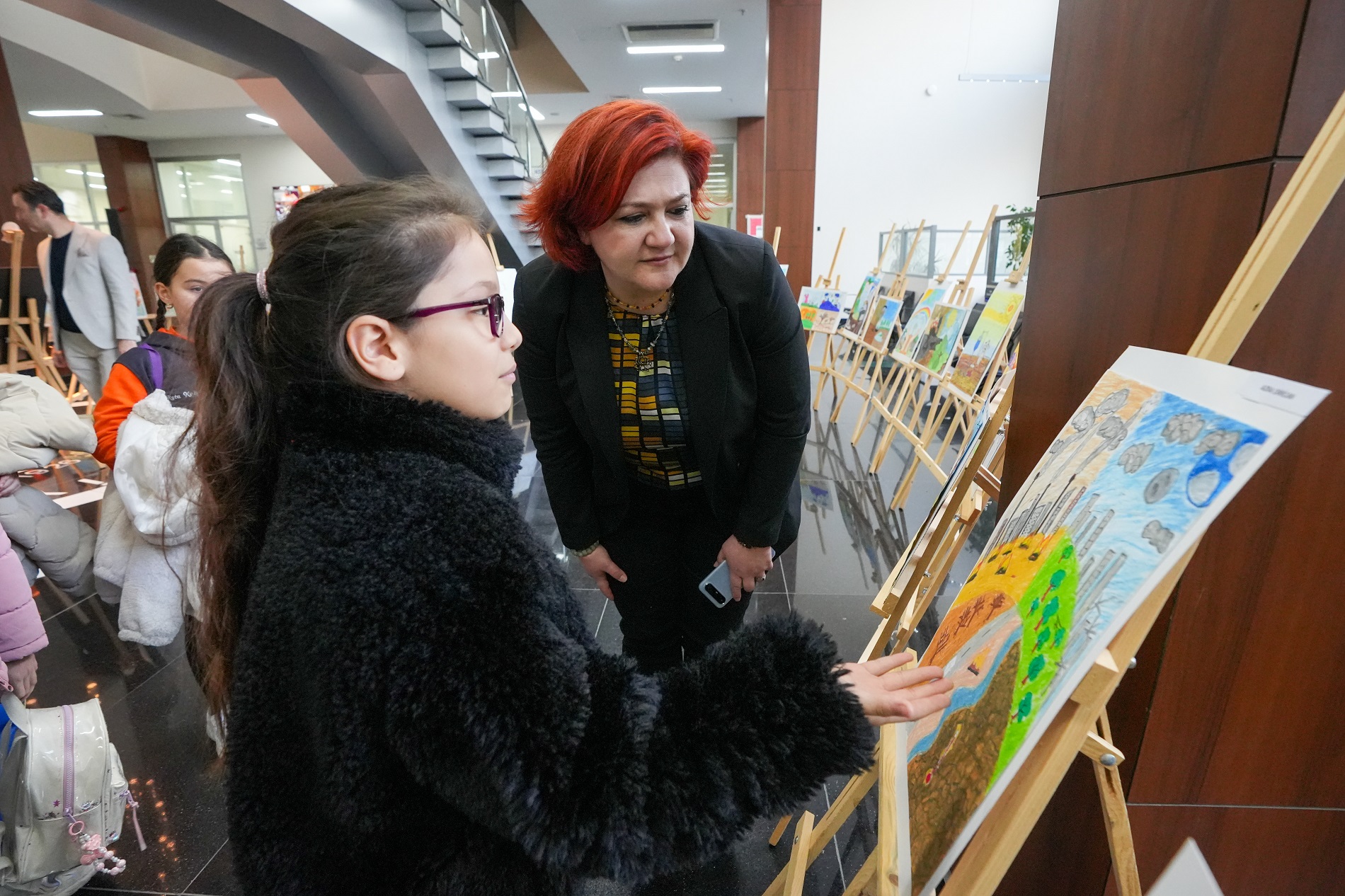 Gaziemirli çocuklar “Toprak” temalı resimleriyle iklim krizine dikkat çekti Gaziemirli çocuklar “Toprak” temalı resimleriyle iklim krizine dikkat çekti