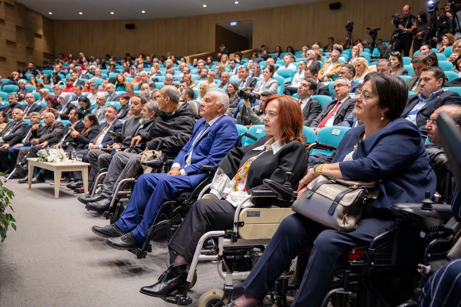 ENGELLİ SORUNLARI VE TALEPLERİ İZMİR’DE MASAYA YATIRILDI