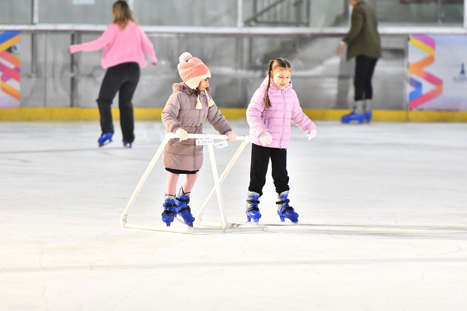 BÜYÜKŞEHİR KÜLTÜRPARK VE BOSTANLI’YA BUZ PİSTİ KURUYOR