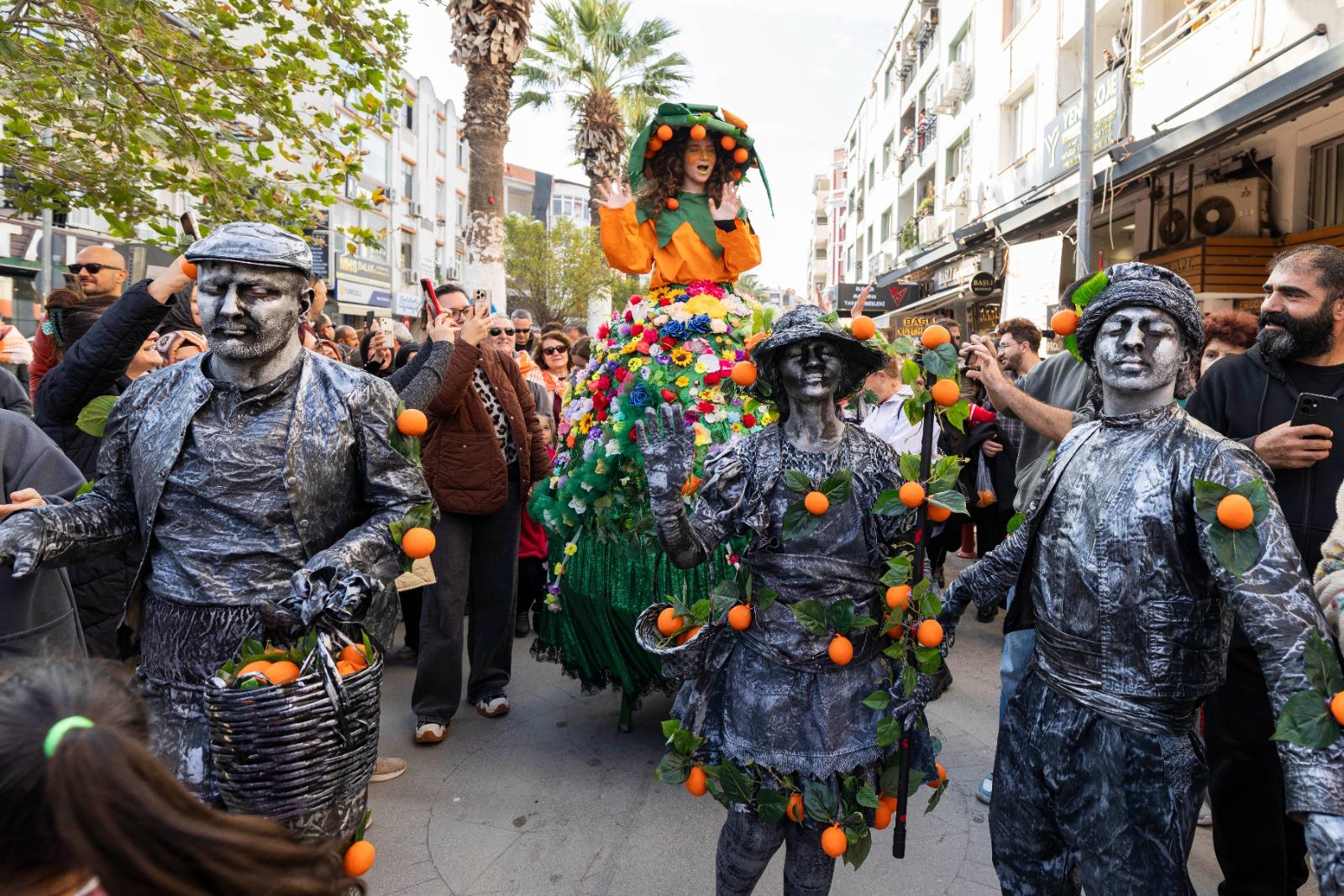 25. MANDALİNA ŞENLİĞİ ÜRETİCİNİN YÜZÜNÜ GÜLDÜRDÜ