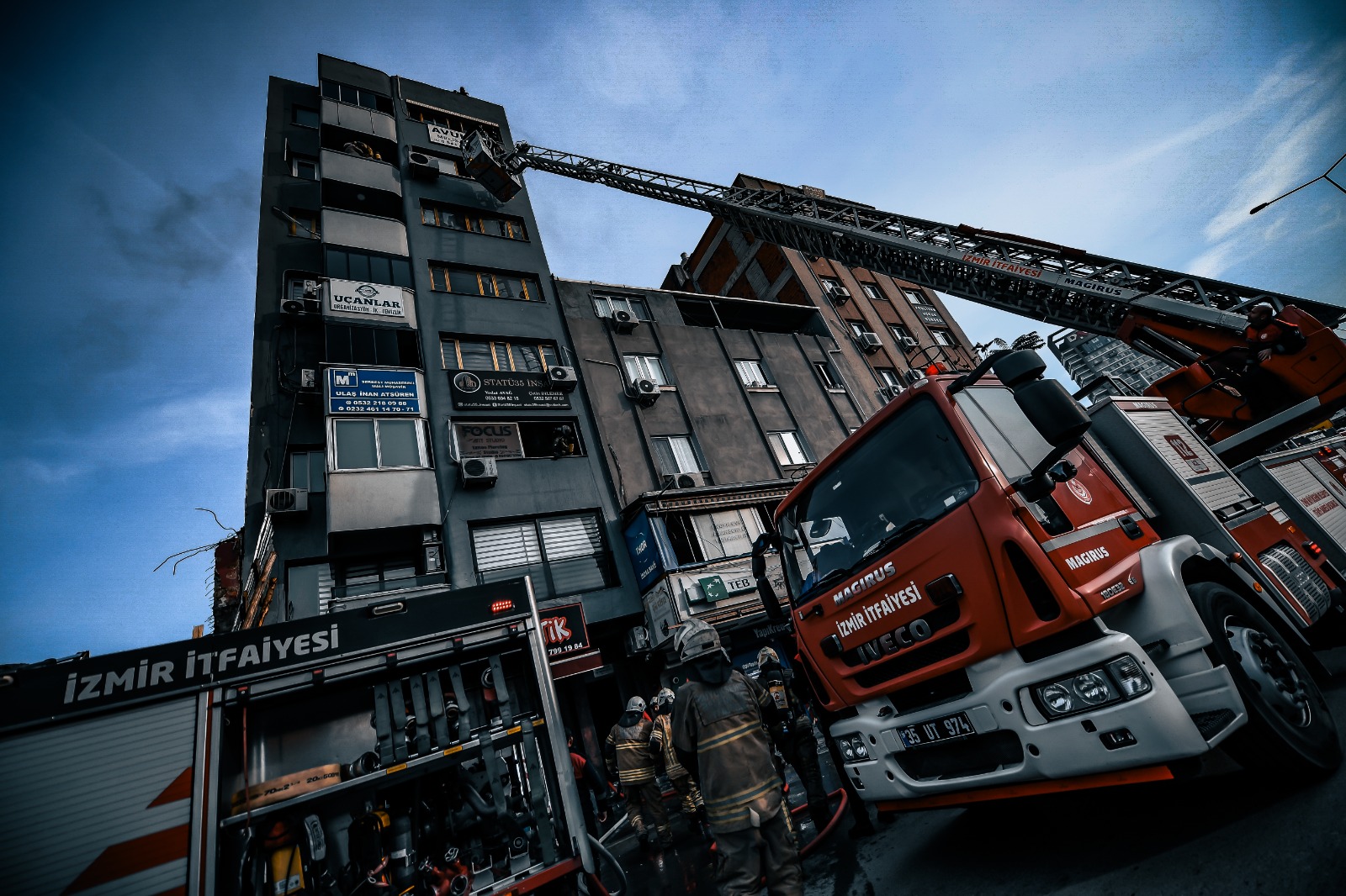 İş hanını alevler sardı, itfaiye 12 kişiyi kurtardı