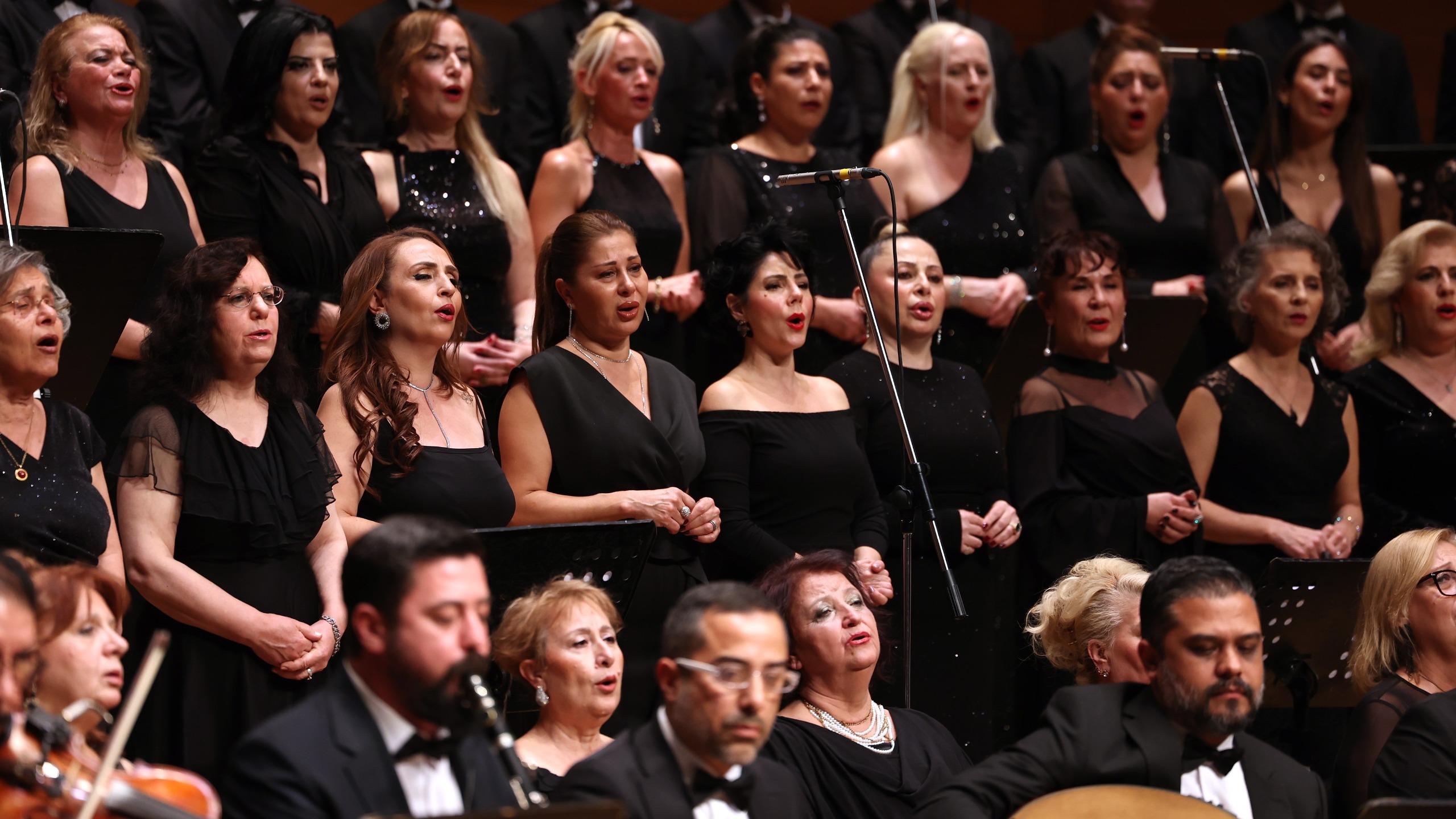 BÜYÜKŞEHİR KOROSU “SONBAHAR ŞARKILARI”YLA YÜREKLERE DOKUNDU