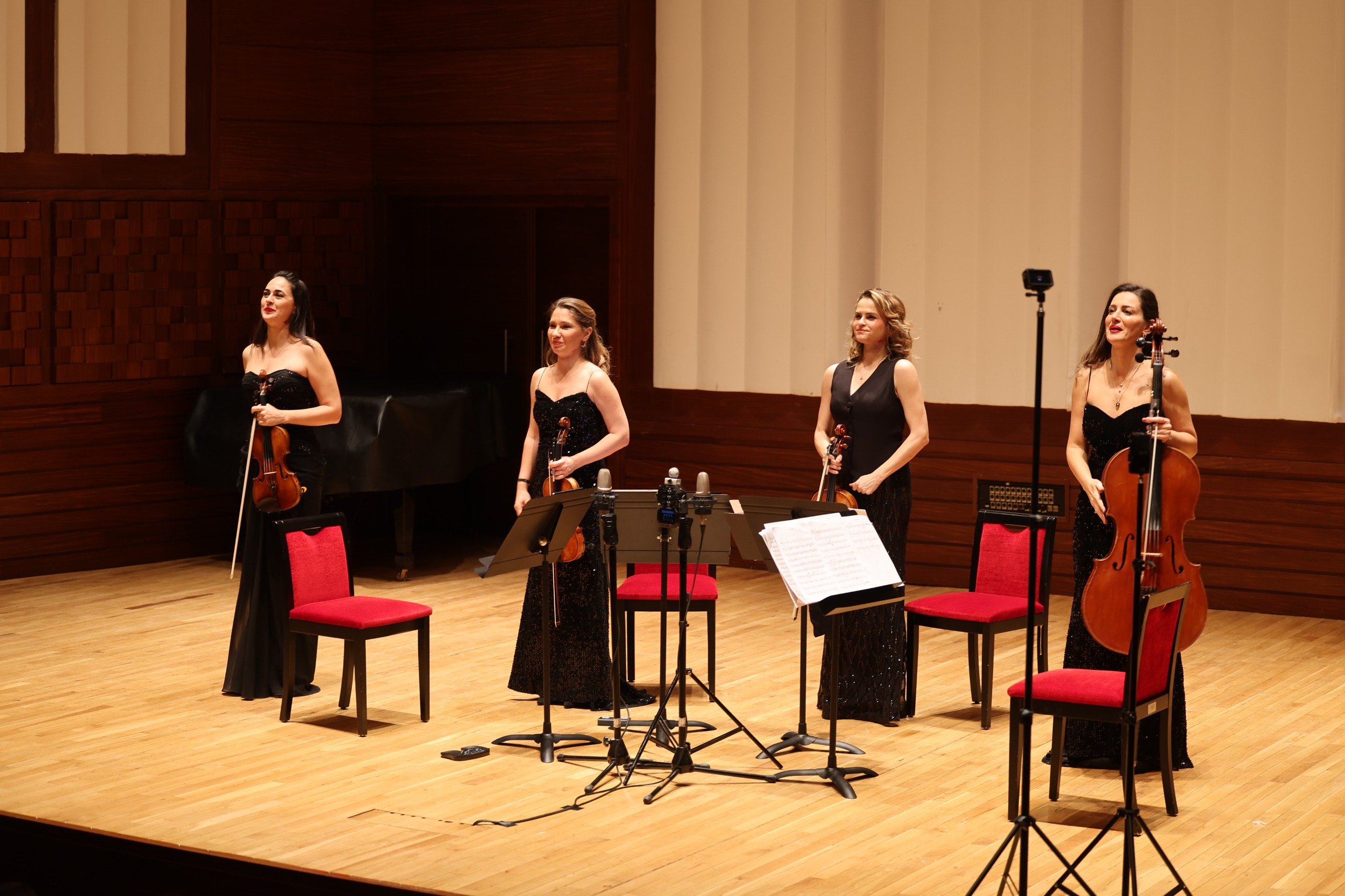 TÜRK BESTECİLERİN ESERLERİ AYAKTA ALKIŞLANDI