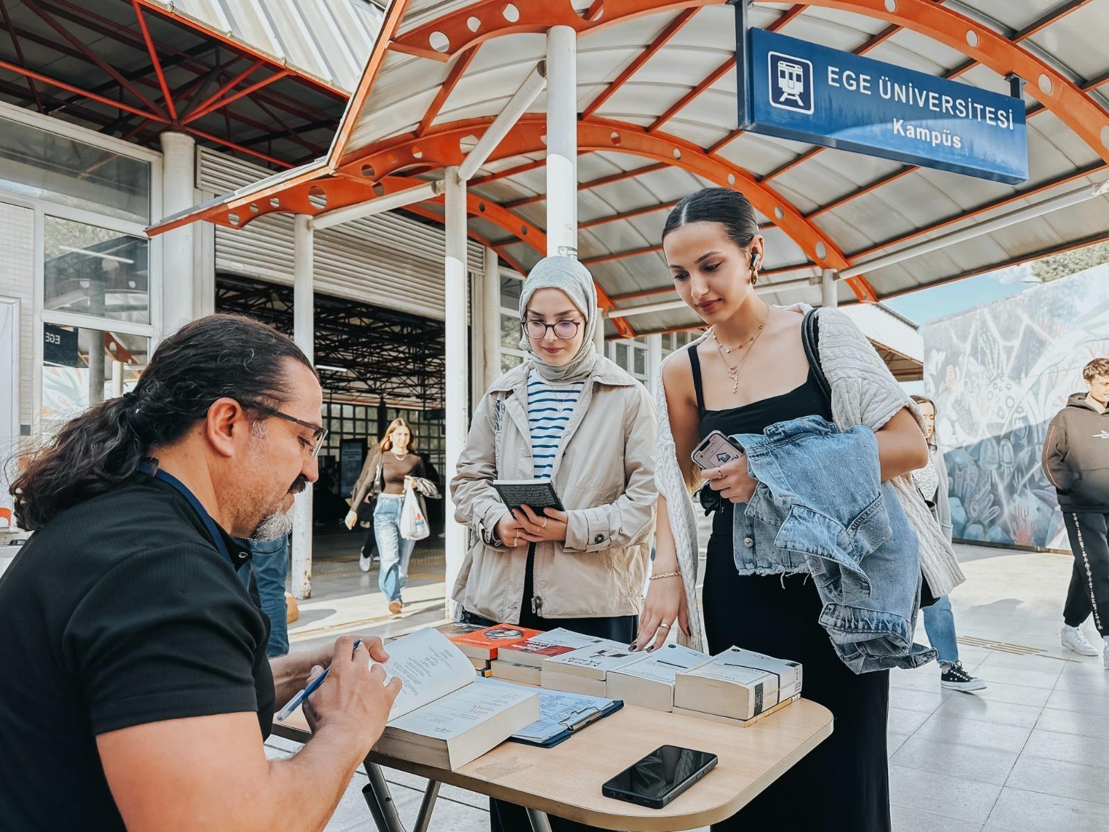 KİTAP KURTLARI İZMİR K&Uuml;T&Uuml;PHANELERİNİ SEVDİ