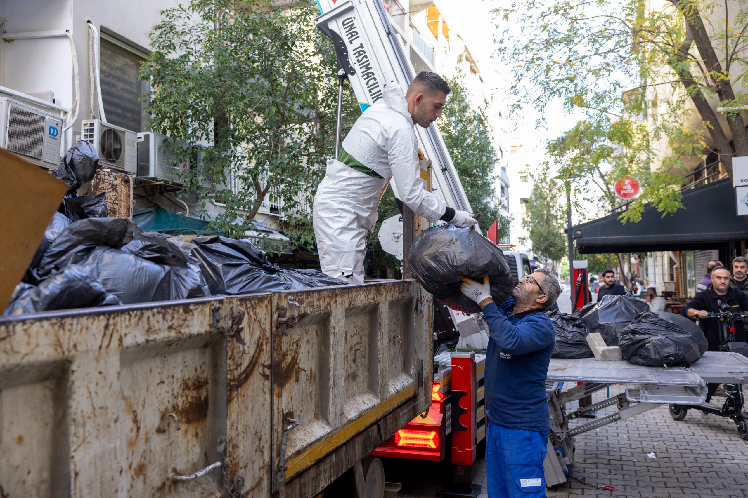 KONAK’TA ÇÖP EV OPERASYONU: 4 KAMYON ATIK ÇIKTI