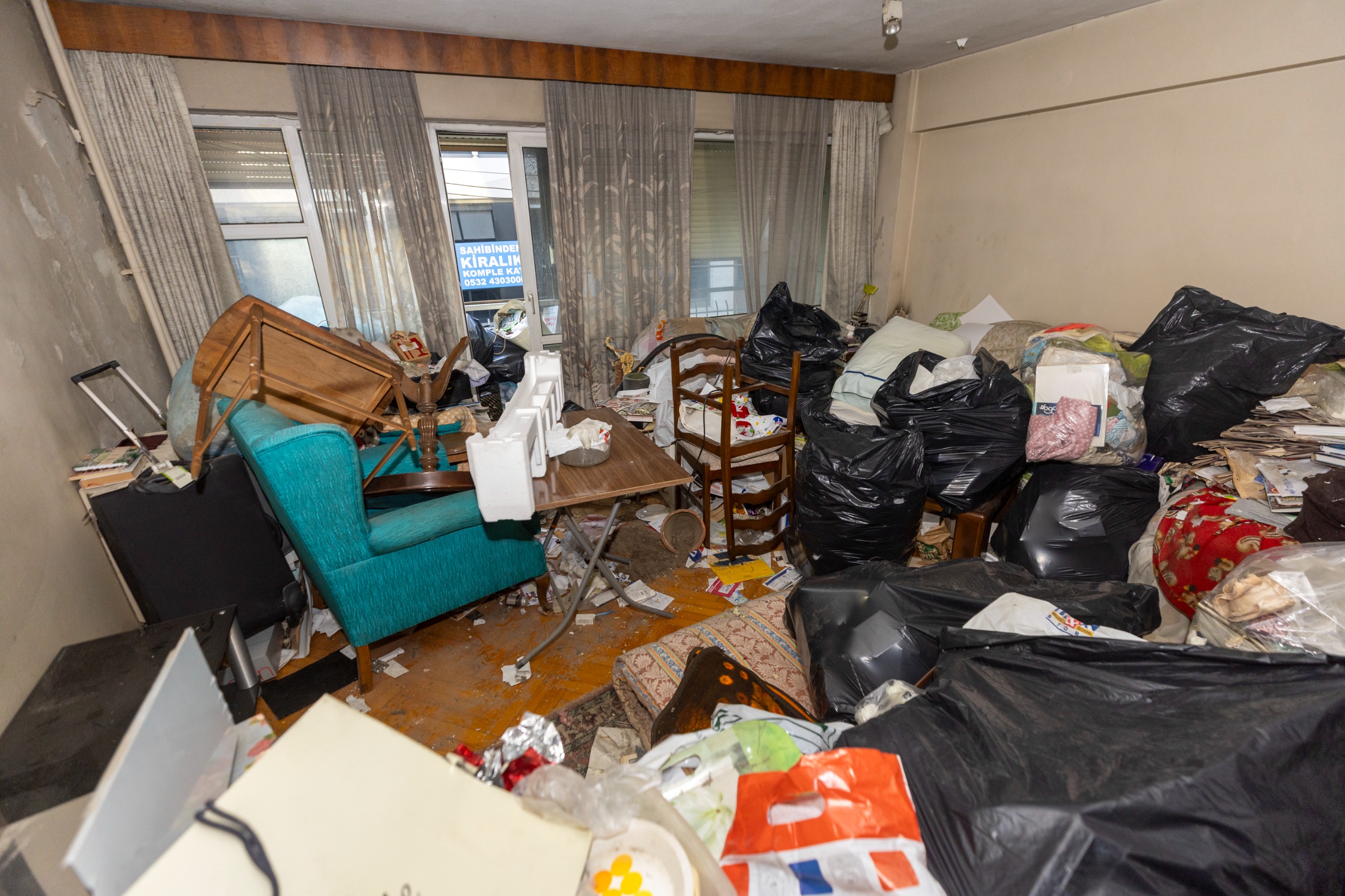 KONAK’TA ÇÖP EV OPERASYONU: 4 KAMYON ATIK ÇIKTI