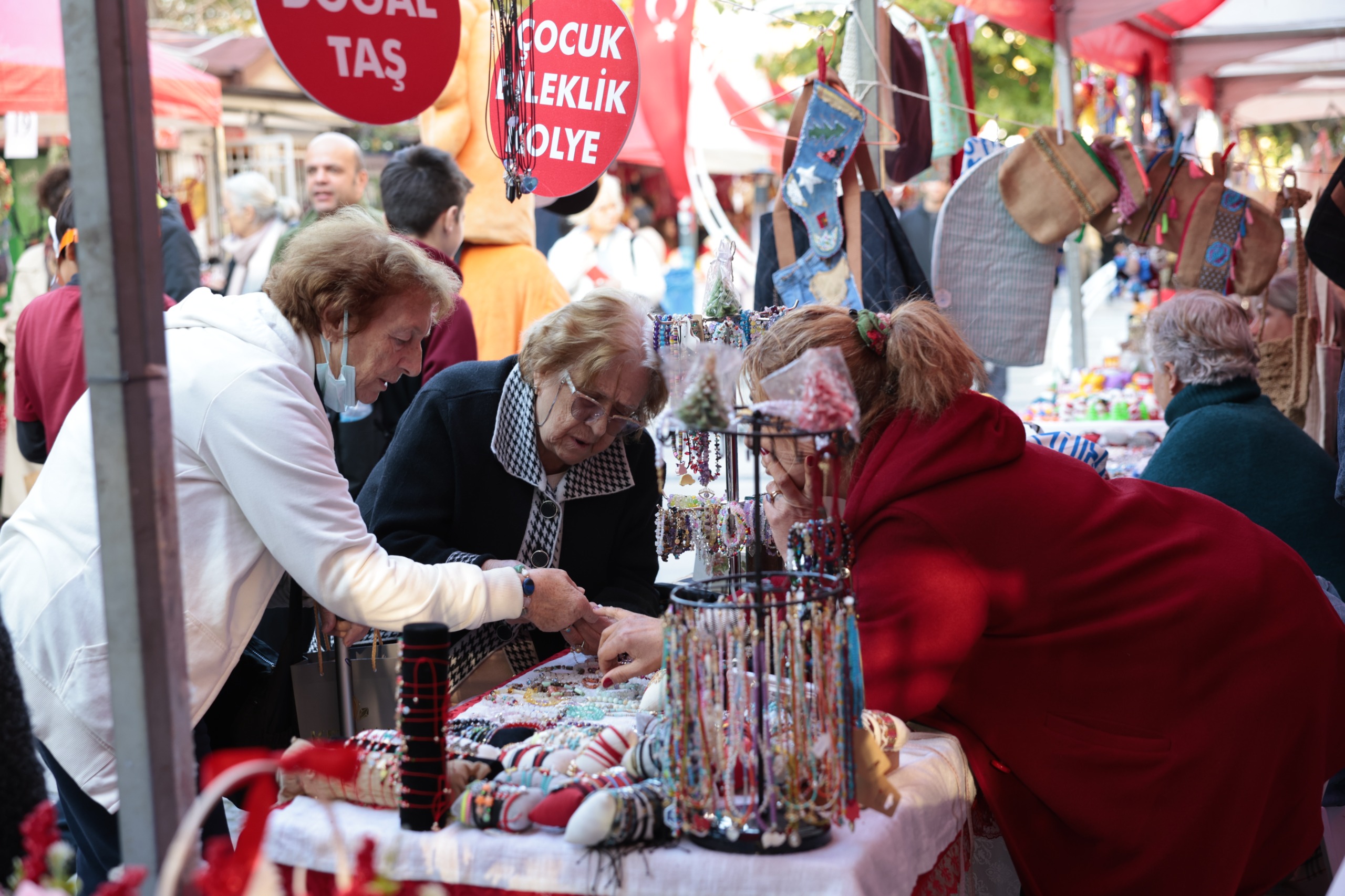 KONAK’TA YENİ YIL EL EMEĞİ KERMESİ BAŞLADI KONAK’TA YENİ YIL EL EMEĞİ KERMESİ BAŞLADI