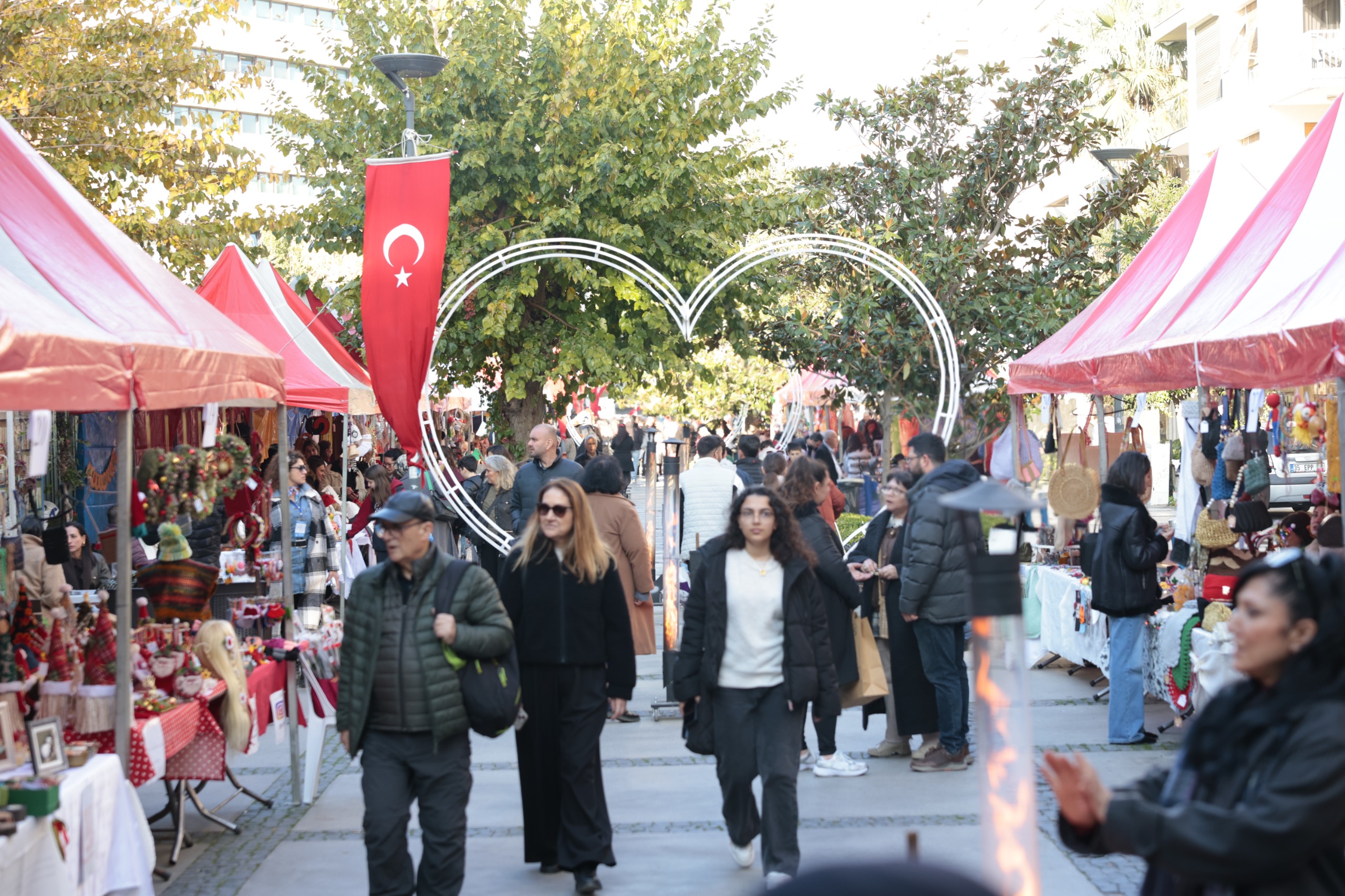 KONAK’TA YENİ YIL EL EMEĞİ KERMESİ BAŞLADI KONAK’TA YENİ YIL EL EMEĞİ KERMESİ BAŞLADI