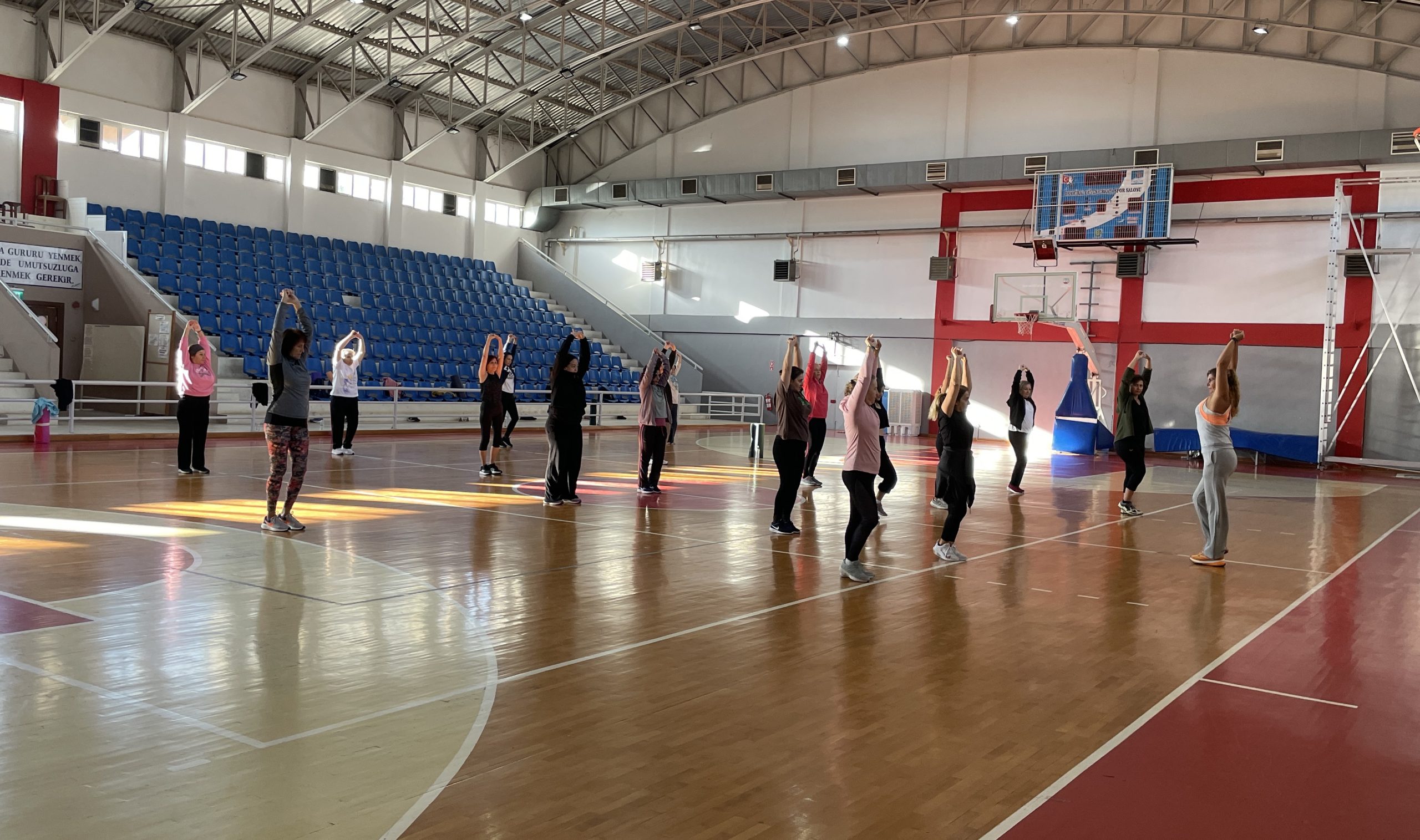 NARLIDERE’DE KADINLAR GÜNE SAĞLIKLI VE ENERJİK BAŞLIYOR