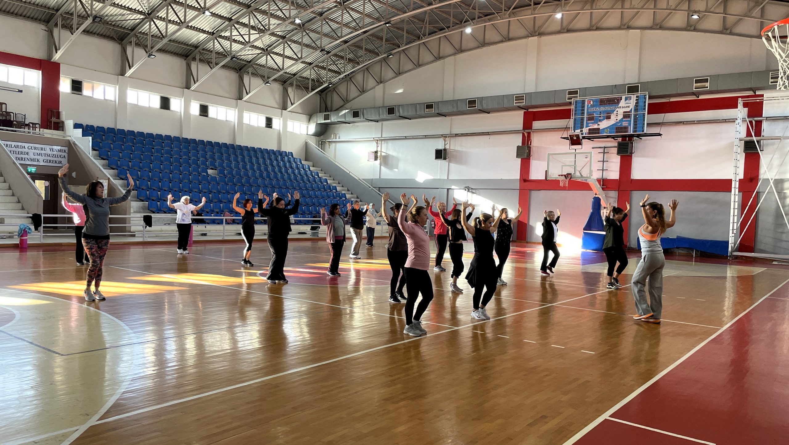 NARLIDERE’DE KADINLAR GÜNE SAĞLIKLI VE ENERJİK BAŞLIYOR