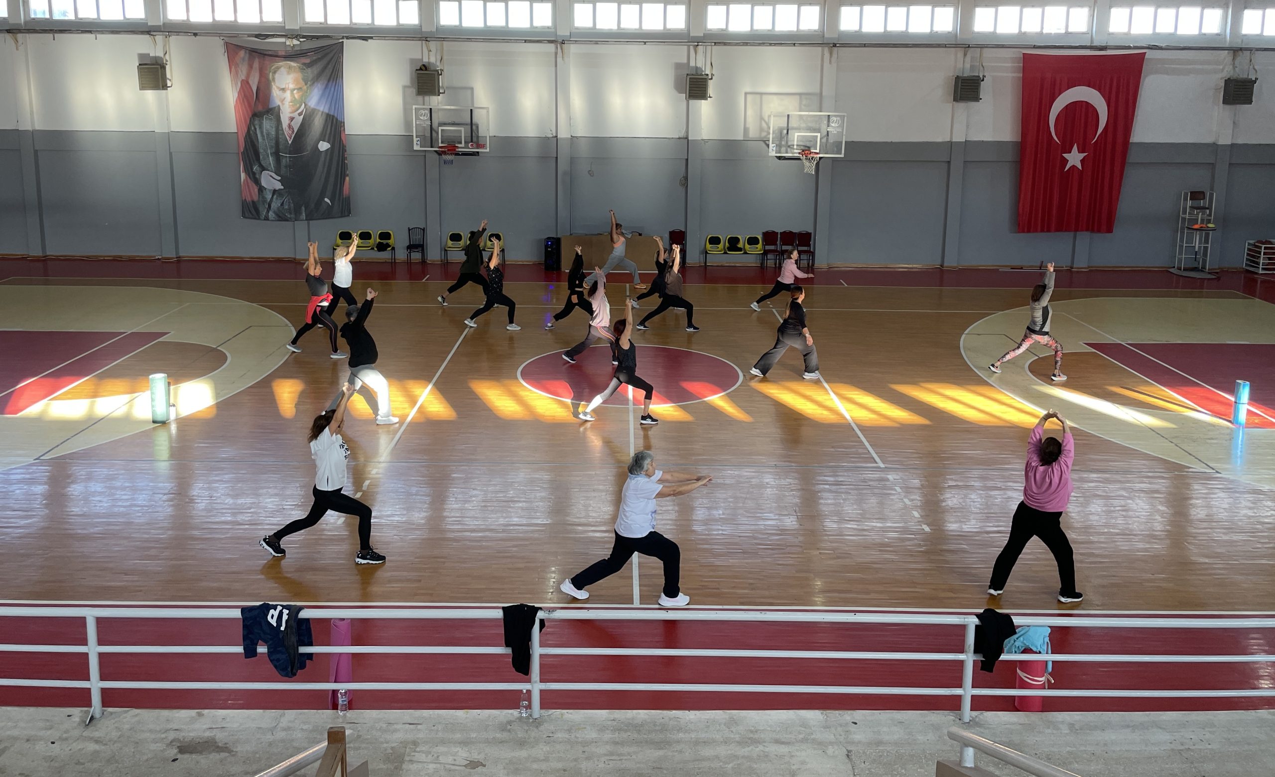 NARLIDERE’DE KADINLAR GÜNE SAĞLIKLI VE ENERJİK BAŞLIYOR