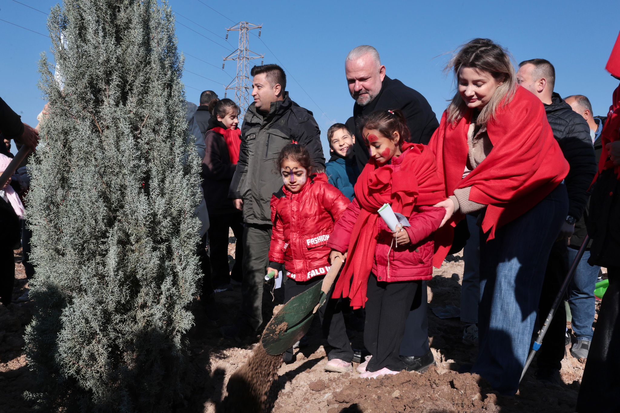 MENEMEN BELEDİYESİ BİNLERCE FİDAN DİKTİ MENEMEN BELEDİYESİ BİNLERCE FİDAN DİKTİ