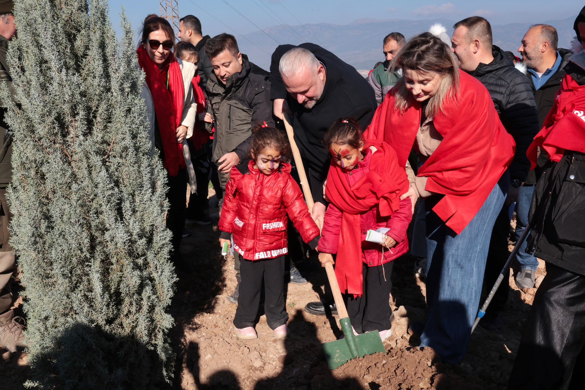 MENEMEN BELEDİYESİ BİNLERCE FİDAN DİKTİ MENEMEN BELEDİYESİ BİNLERCE FİDAN DİKTİ