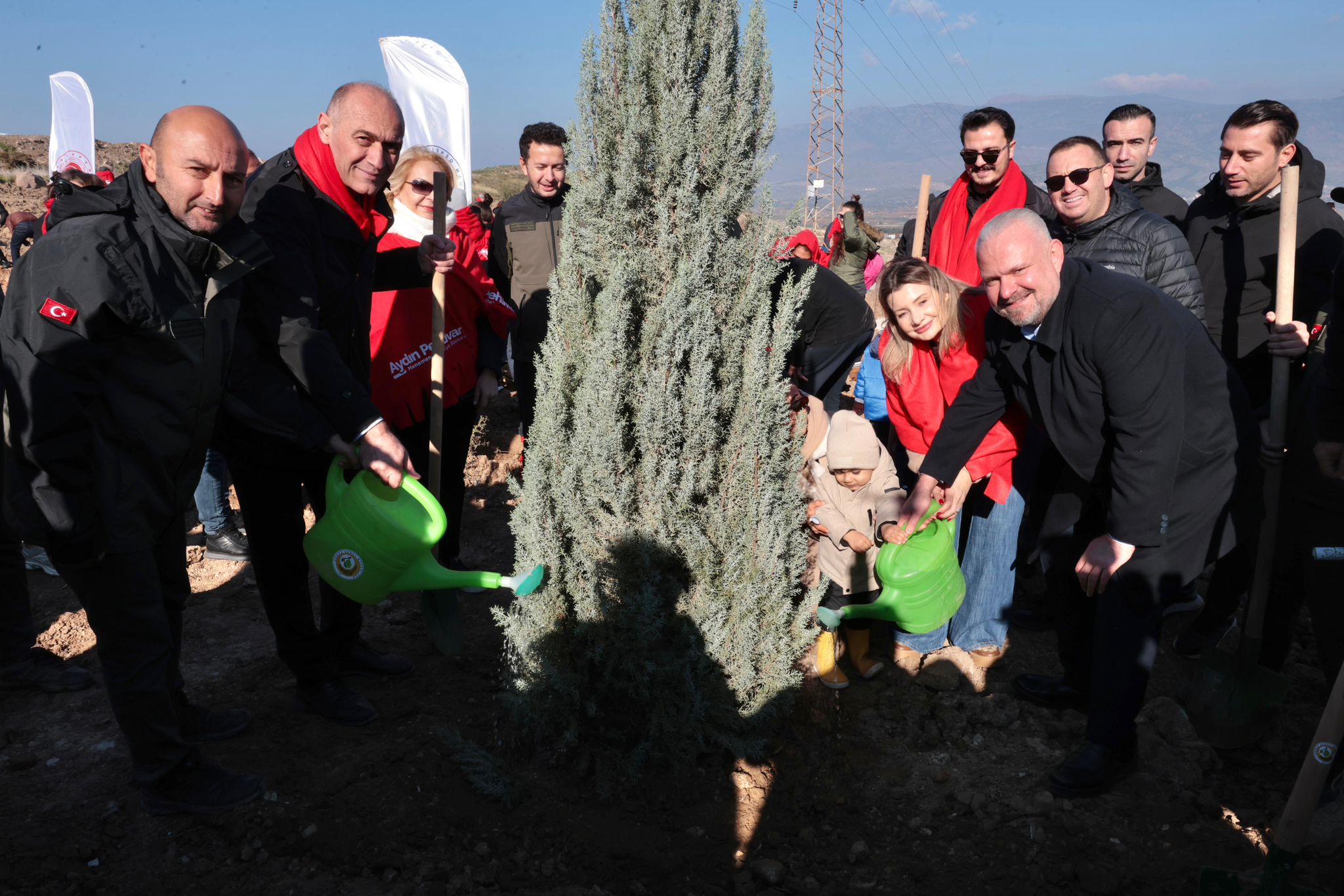 MENEMEN BELEDİYESİ BİNLERCE FİDAN DİKTİ MENEMEN BELEDİYESİ BİNLERCE FİDAN DİKTİ