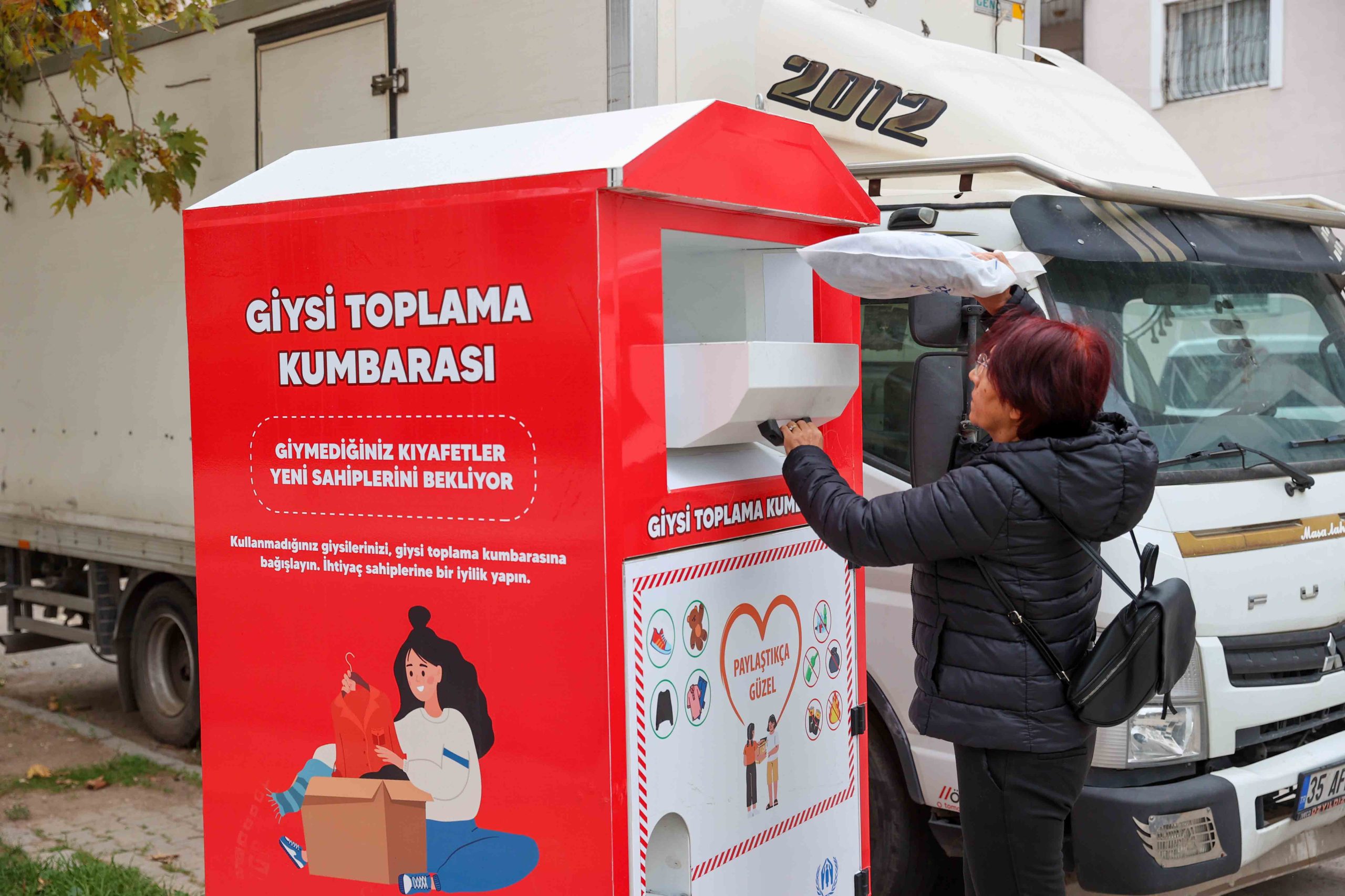 BUCA’DA GİYSİ KUMBARALARIYLA DAYANIŞMA BÜYÜYOR BUCA’DA GİYSİ KUMBARALARIYLA DAYANIŞMA BÜYÜYOR